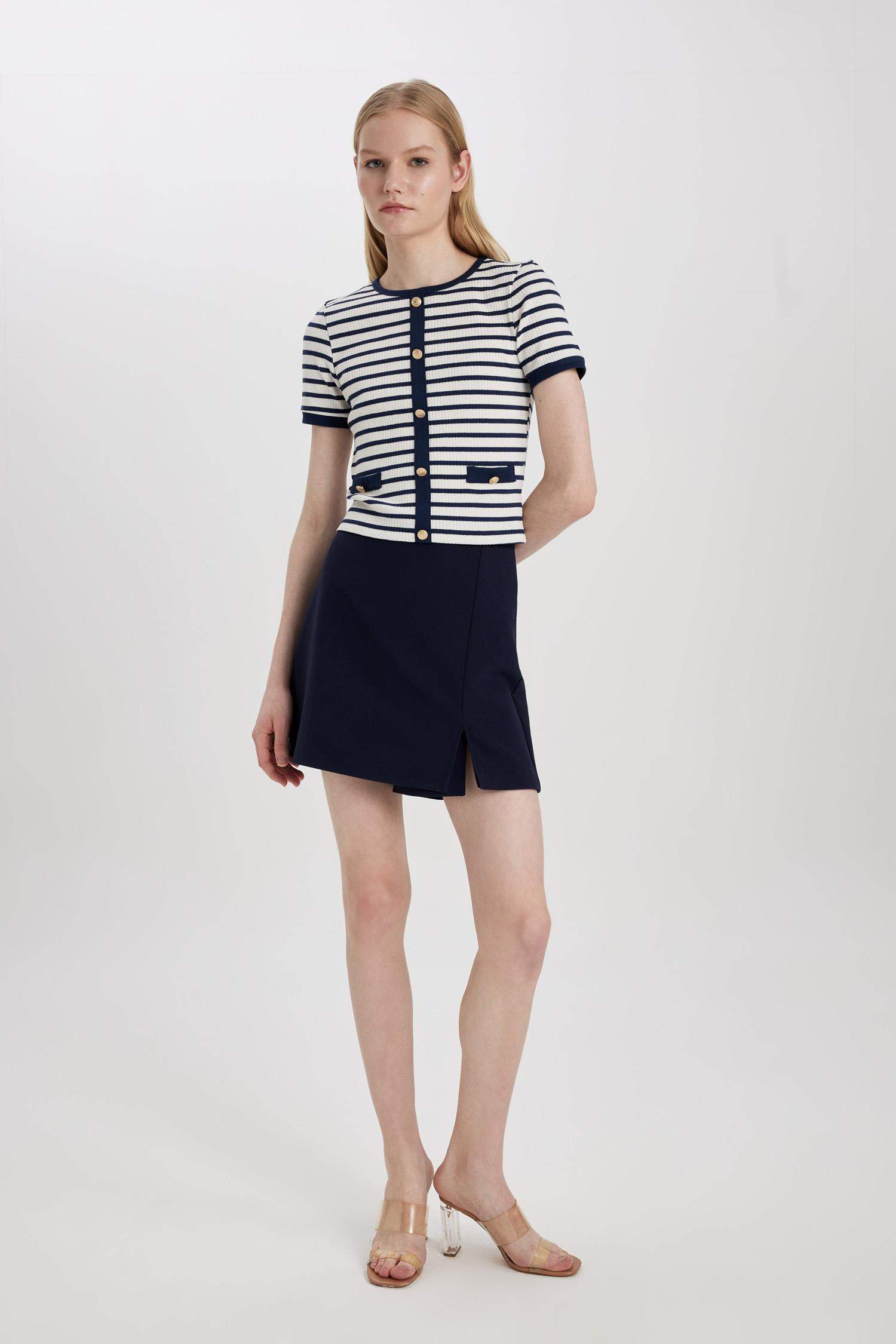 شورت جيبة بخصر عادي وفتحة