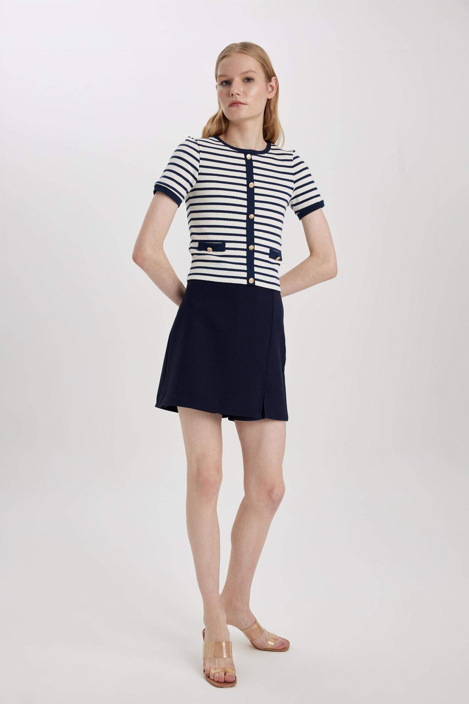 شورت جيبة بخصر عادي وفتحة