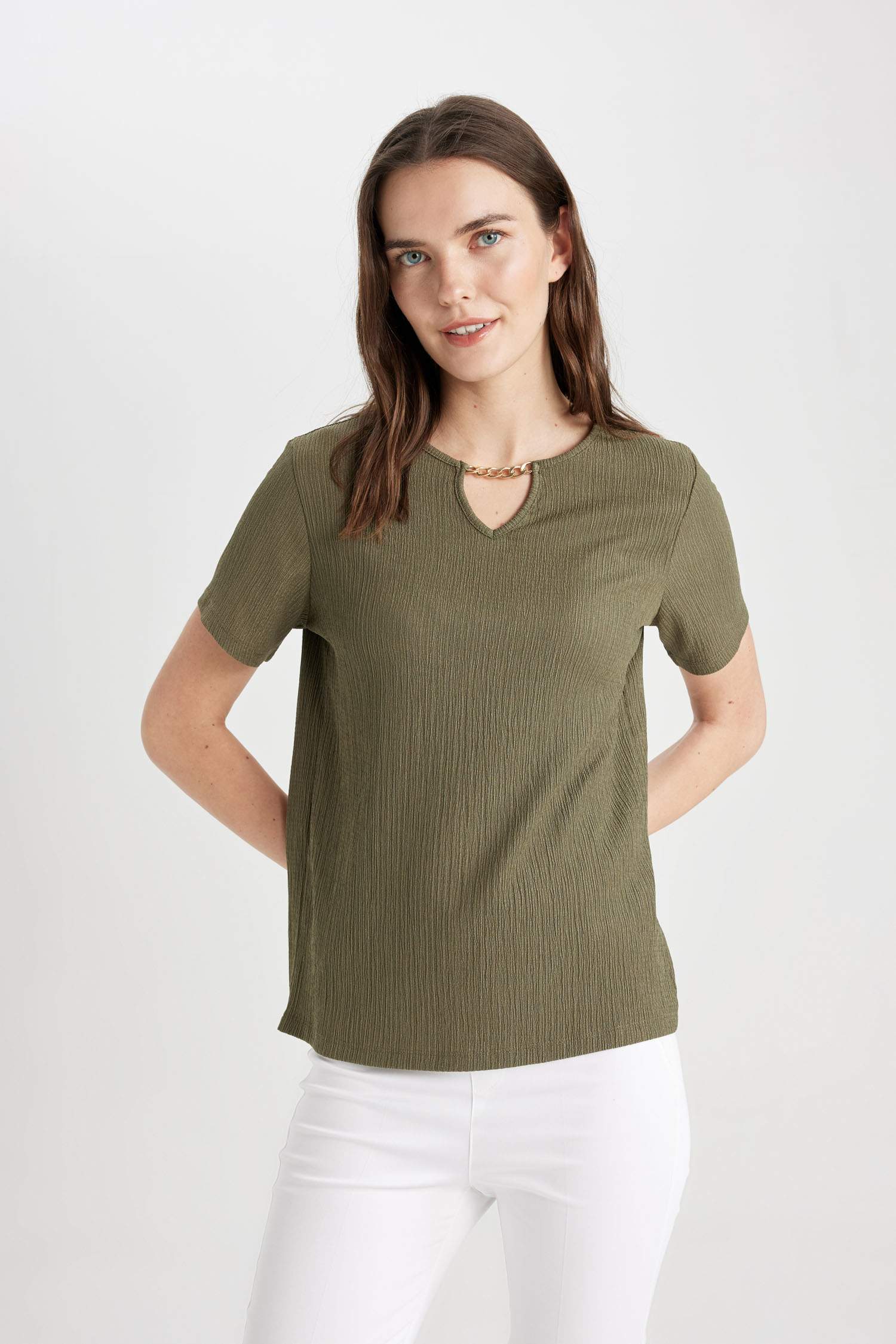 تيشيرت نص ردن بياخة مستديرة وقصة عادية