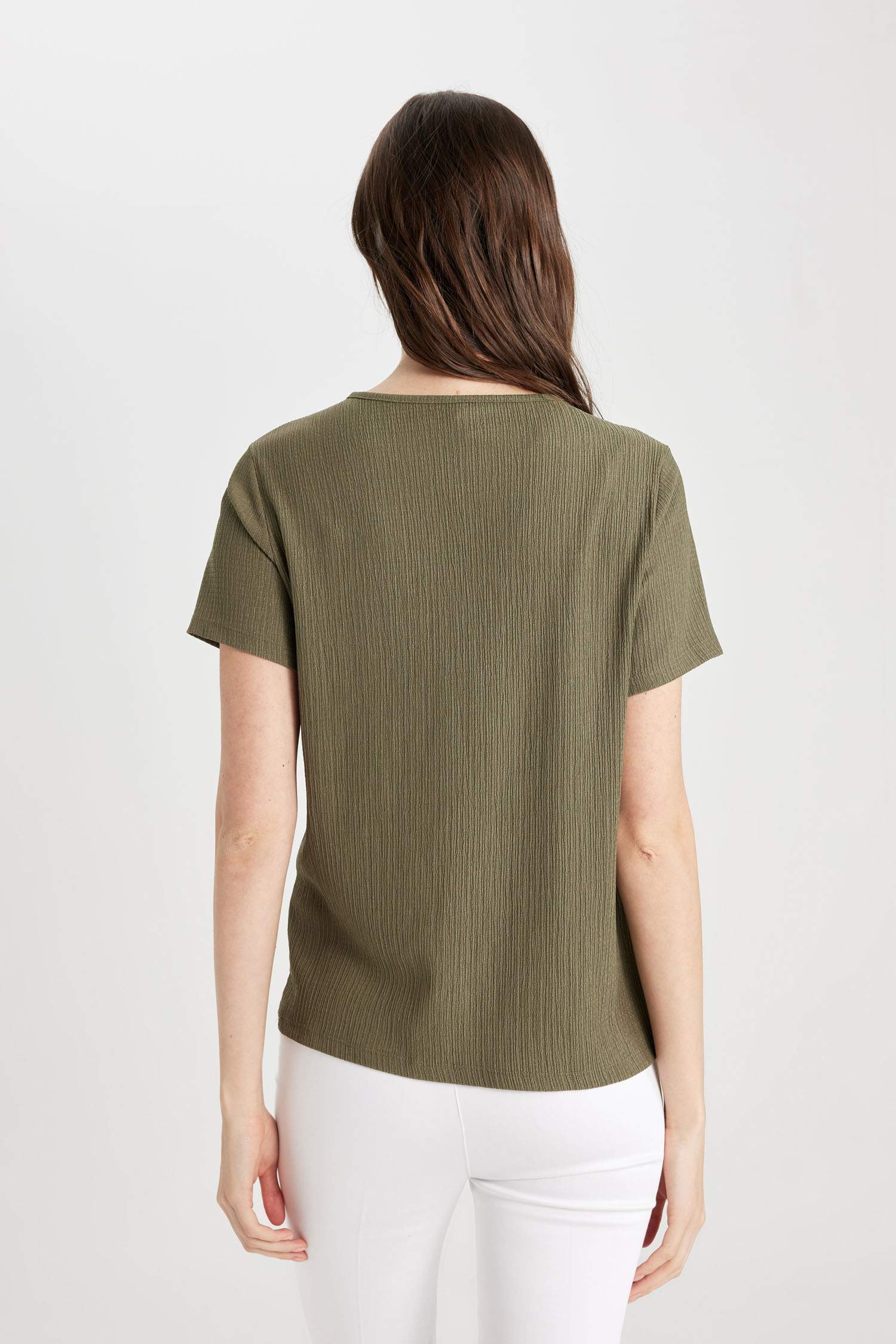 تيشيرت نص ردن بياخة مستديرة وقصة عادية