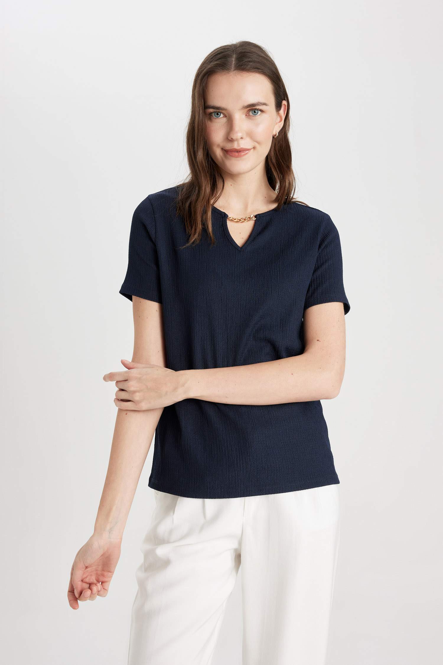 تي شيرت نص كم بياقة مستديرة وقصة عادية