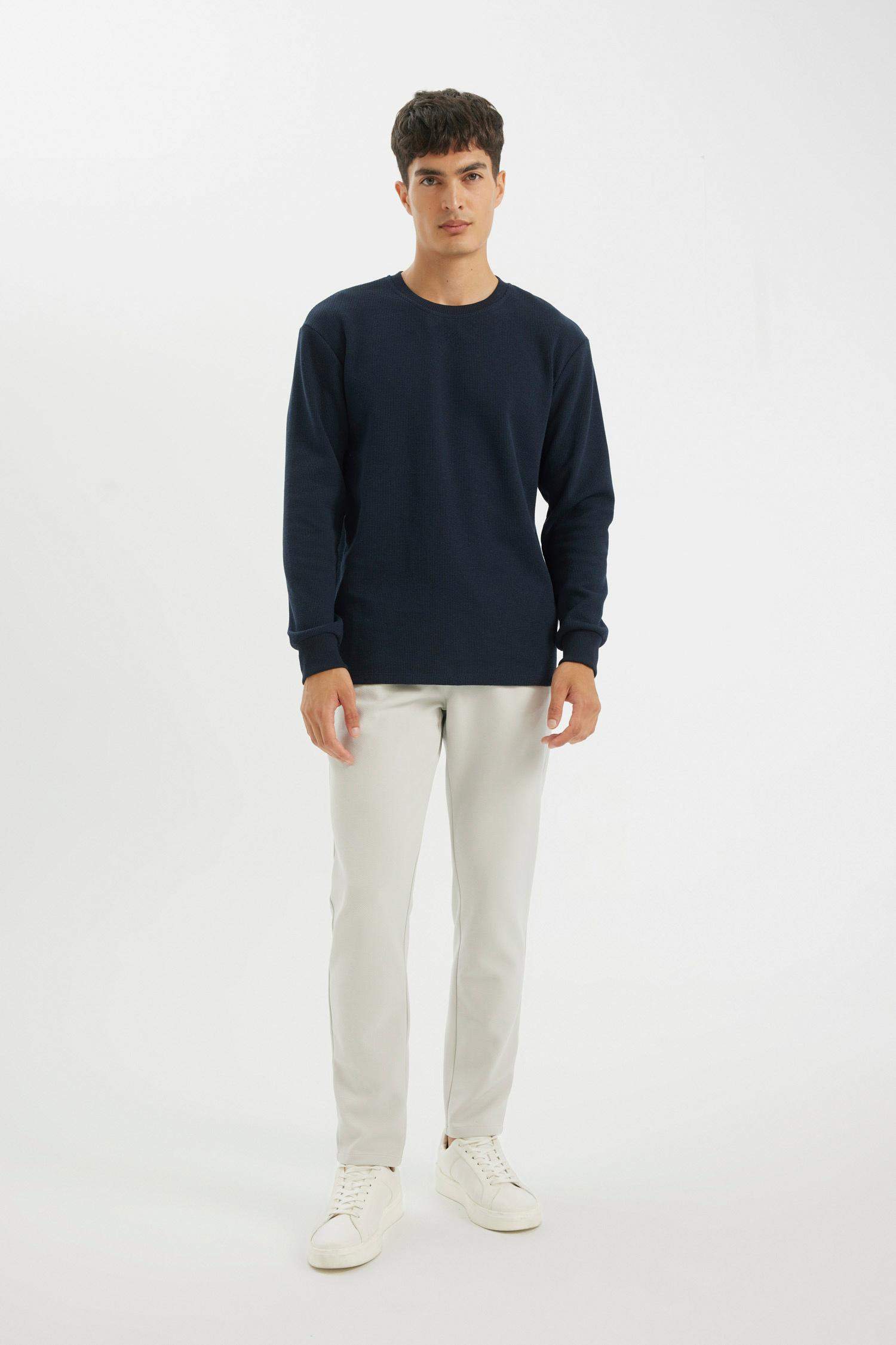 Футболка стандартного кроя с круглым вырезом