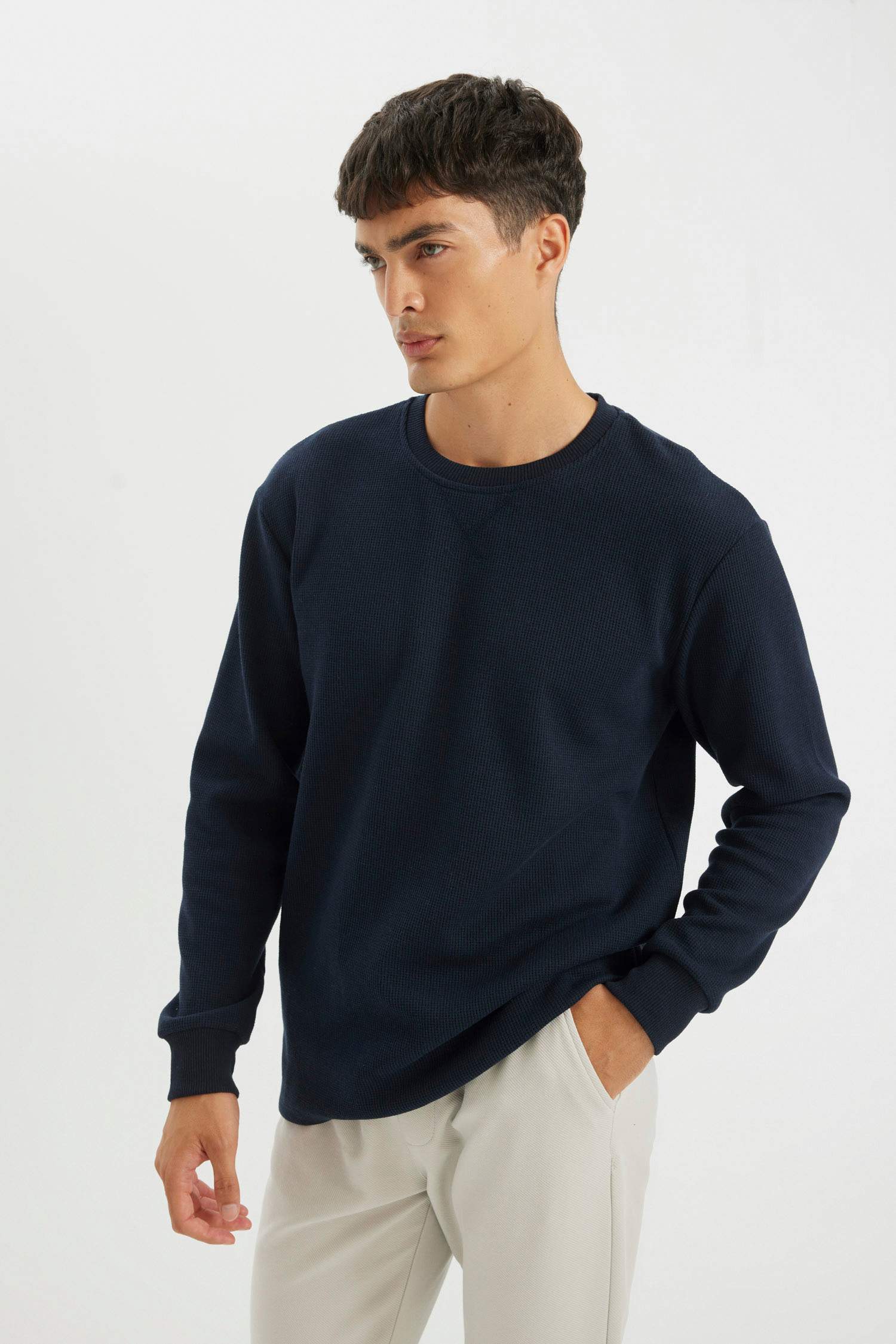 Футболка стандартного кроя с круглым вырезом