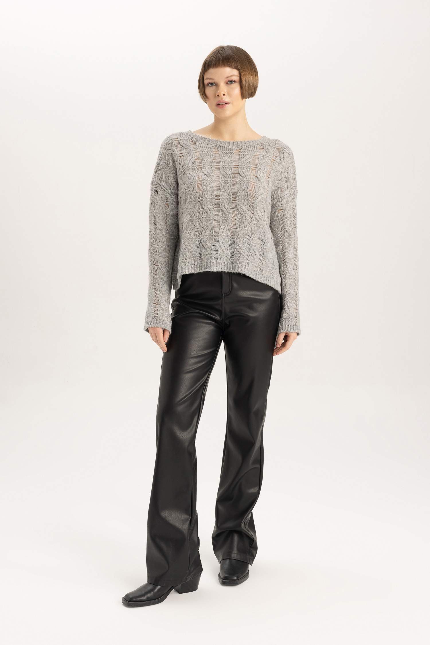 بلوفر تريكو قصة مريحة بياقة مستديرة