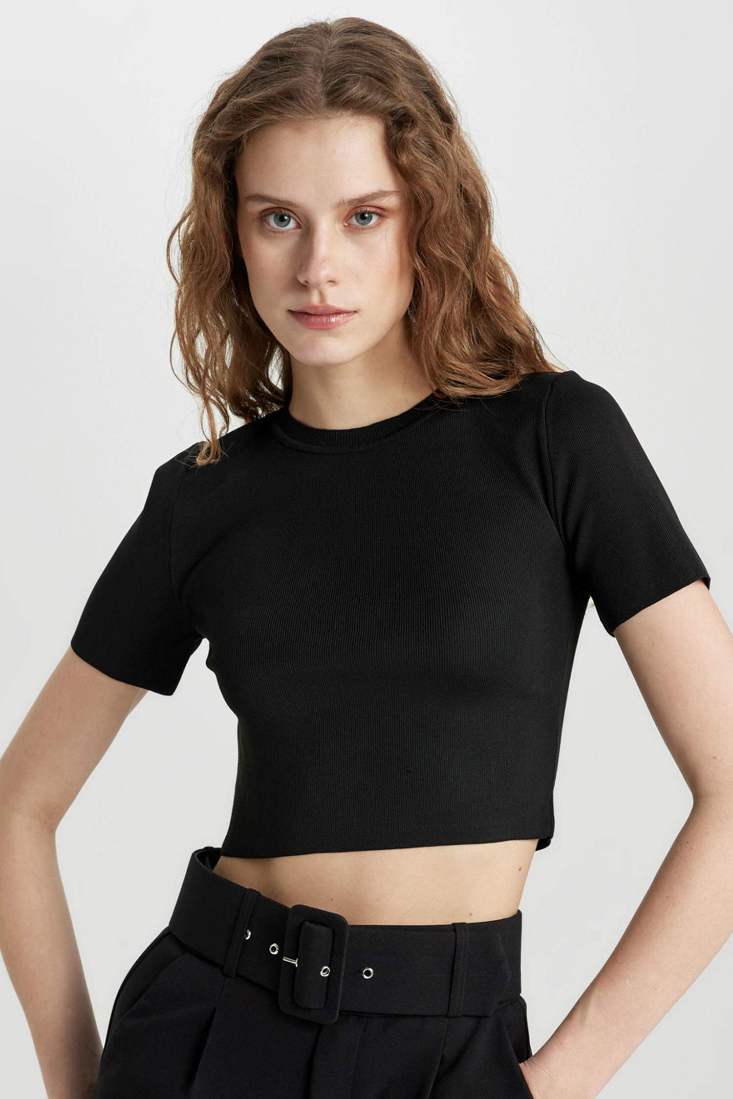 Пуловер приталенного кроя с круглым вырезом для женщин