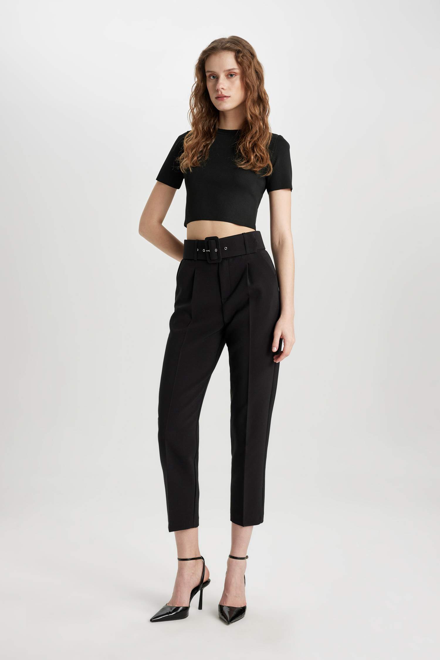 Пуловер приталенного кроя с круглым вырезом для женщин