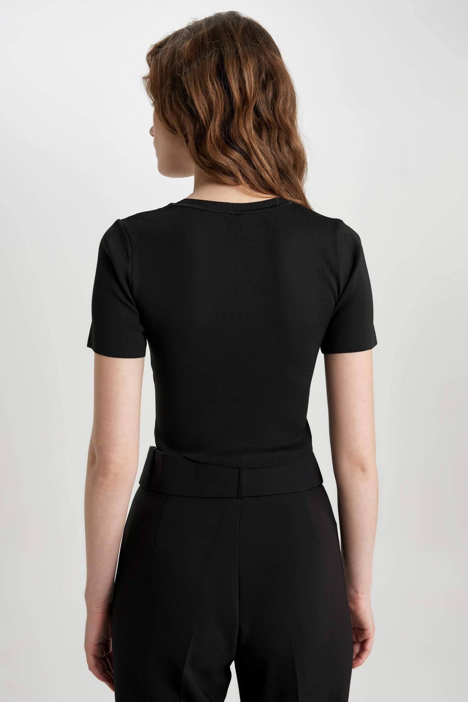 Пуловер приталенного кроя с круглым вырезом для женщин