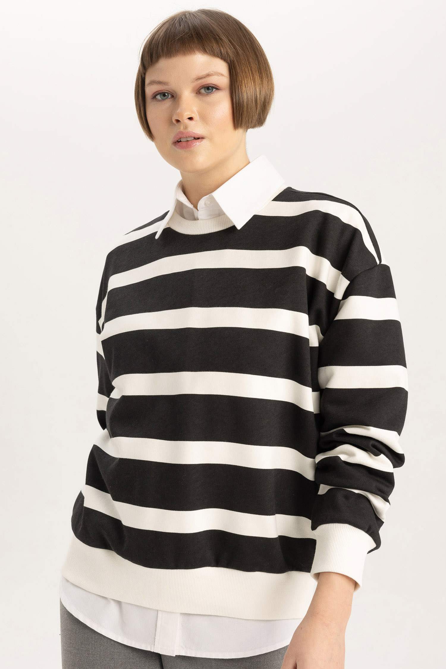 سويت شيرت مخطط قصة مريحة بياخة مستديرة