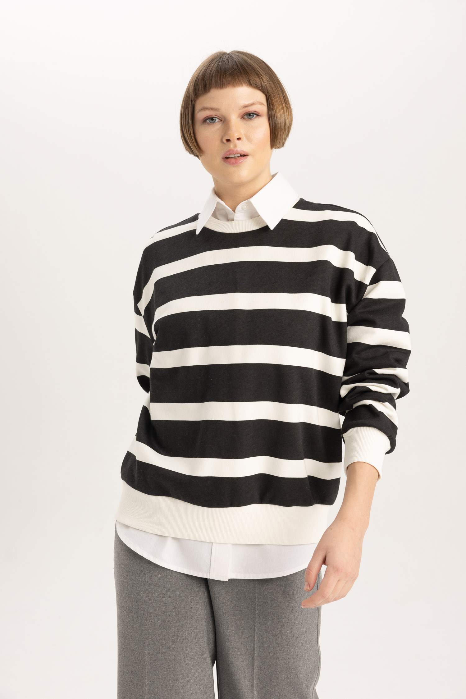 سويت شيرت مخطط قصة مريحة بياخة مستديرة