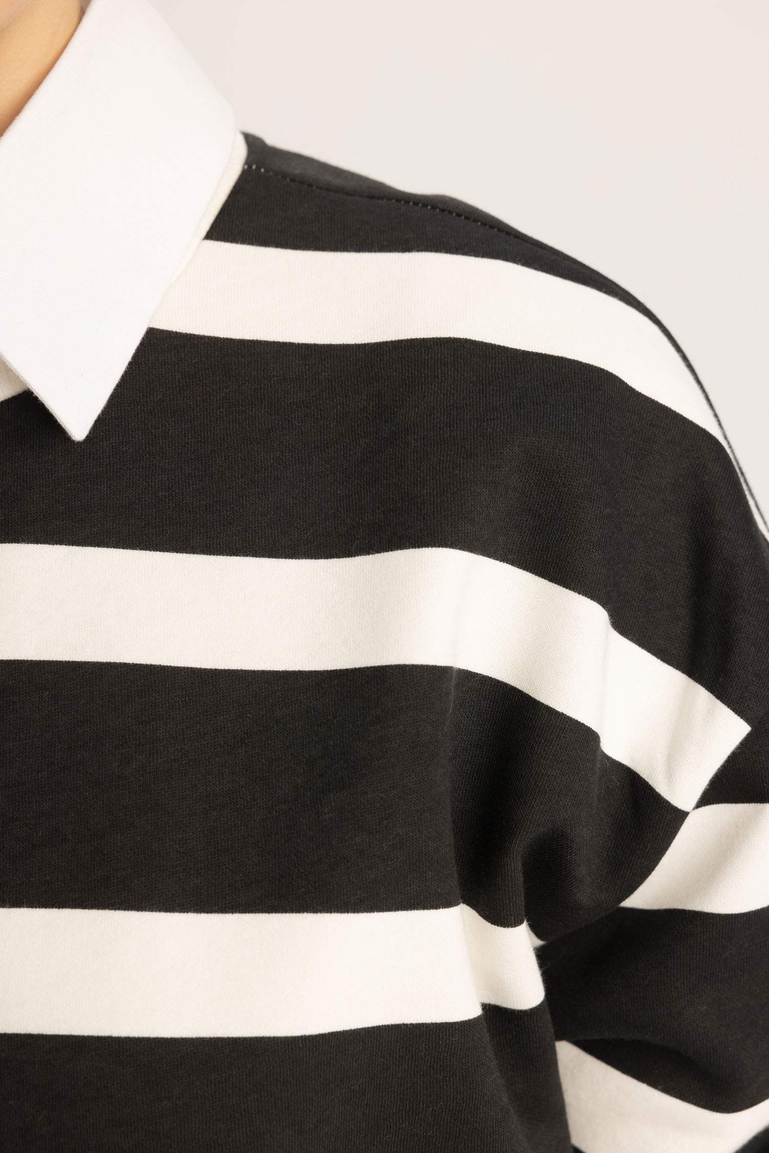 سويت شيرت مخطط قصة مريحة بياخة مستديرة