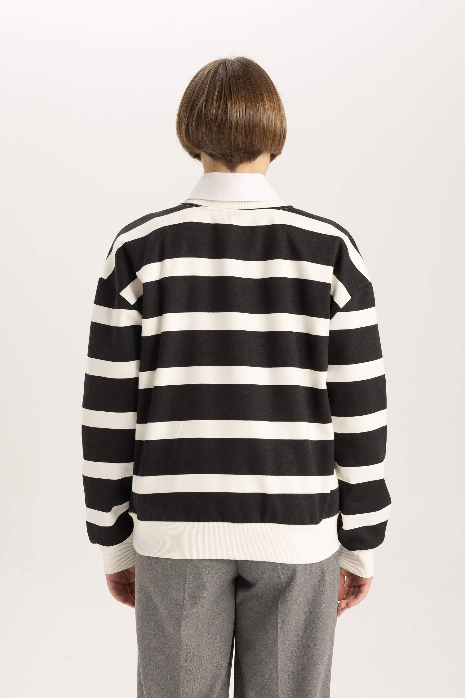 سويت شيرت مخطط قصة مريحة بياخة مستديرة