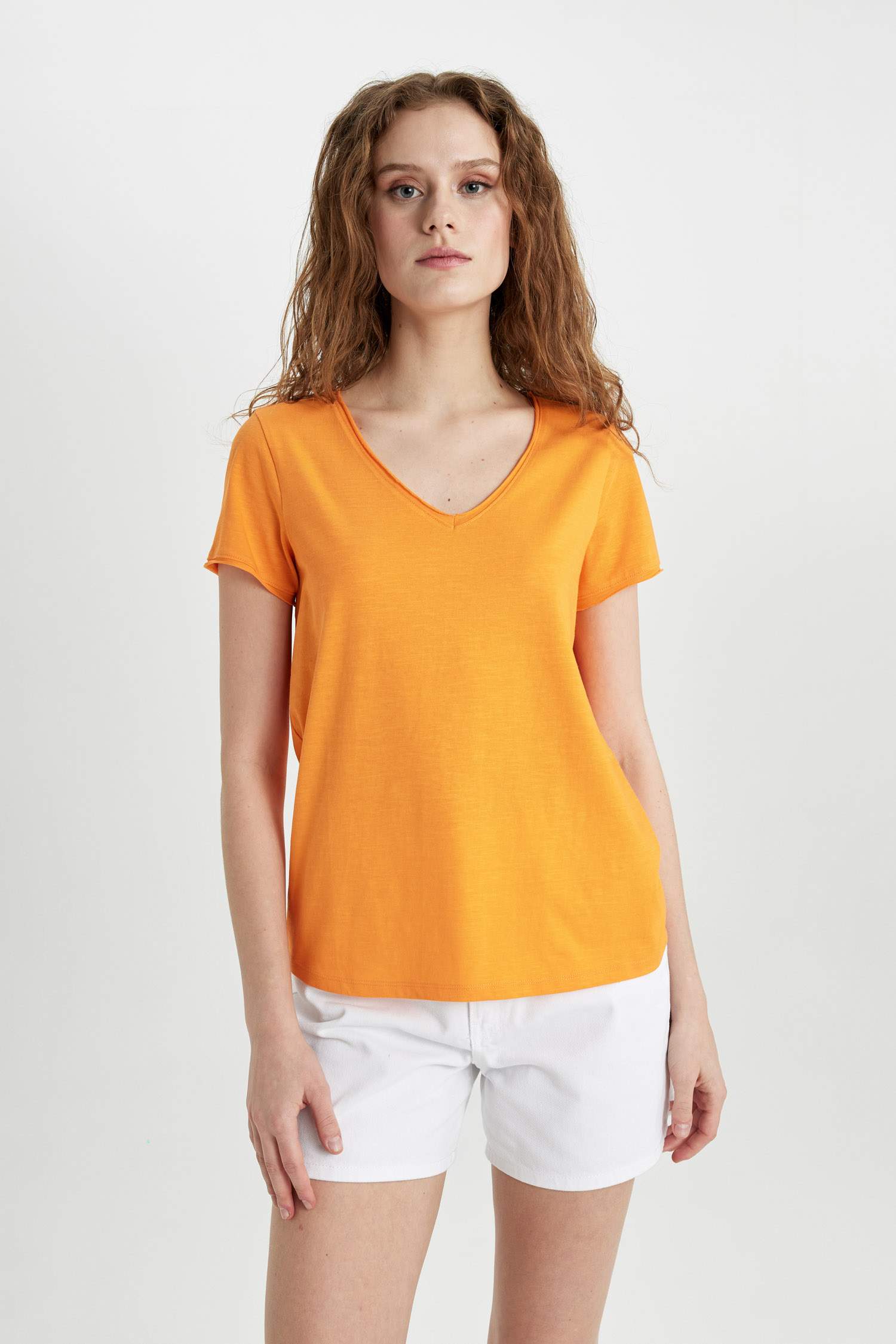 v жаға лас Қысқа жеңді футболка