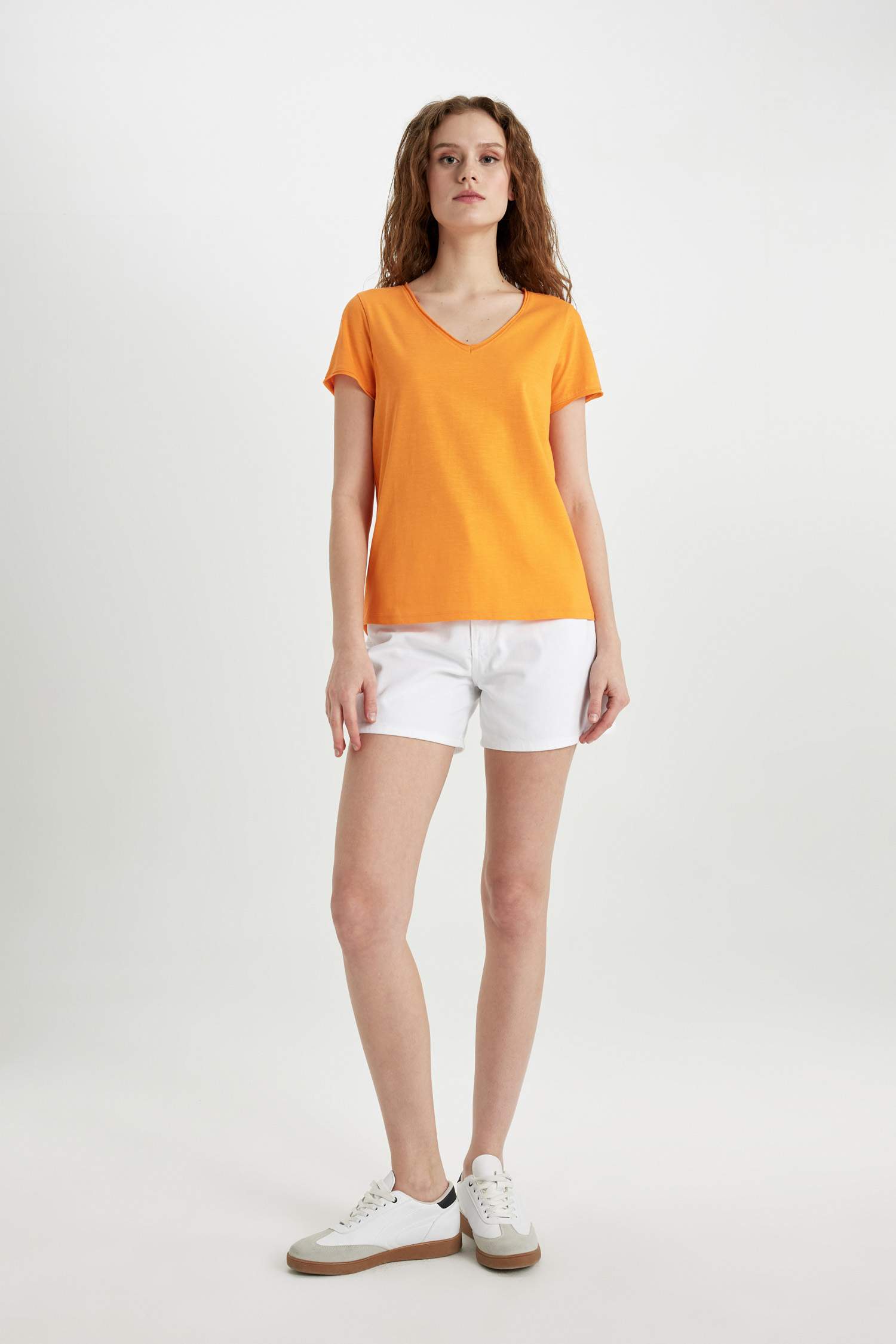 v жаға лас Қысқа жеңді футболка