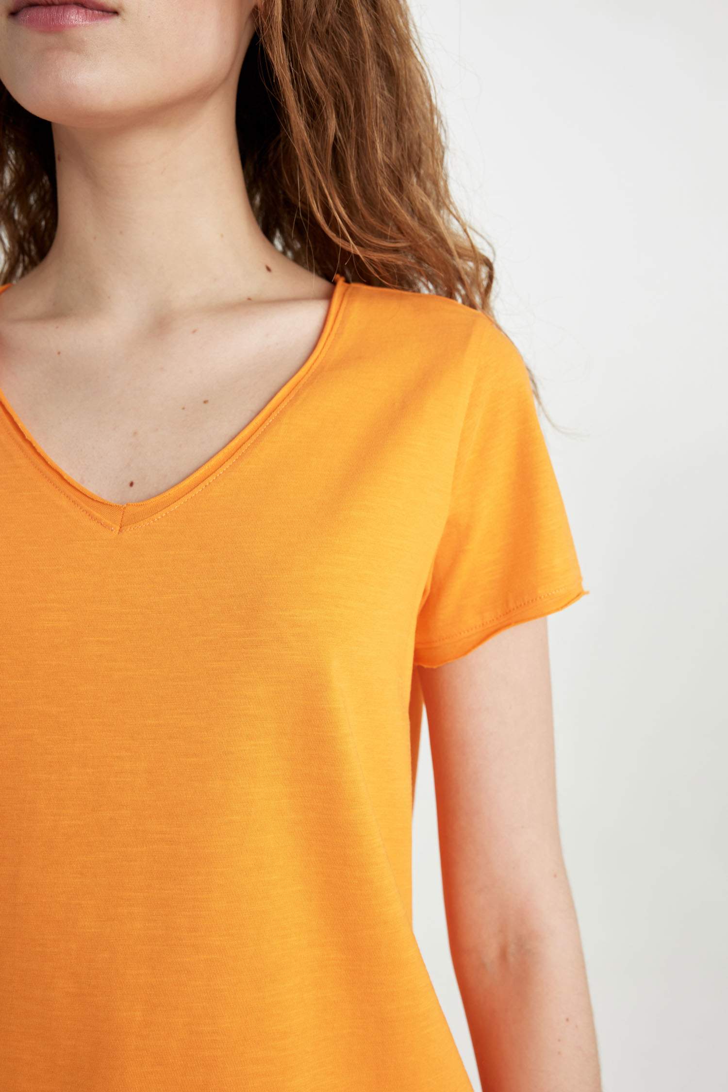 v жаға лас Қысқа жеңді футболка