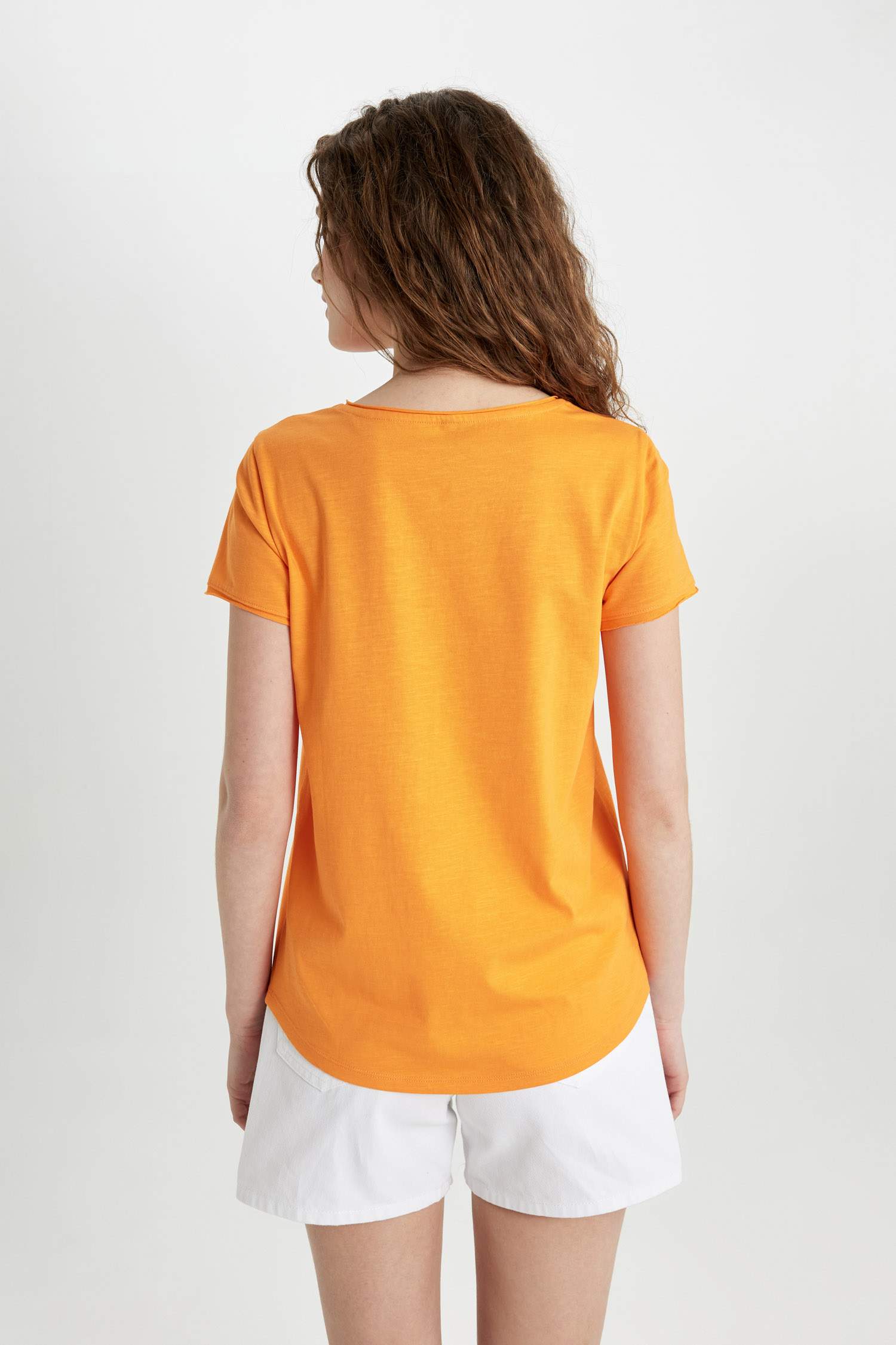 v жаға лас Қысқа жеңді футболка