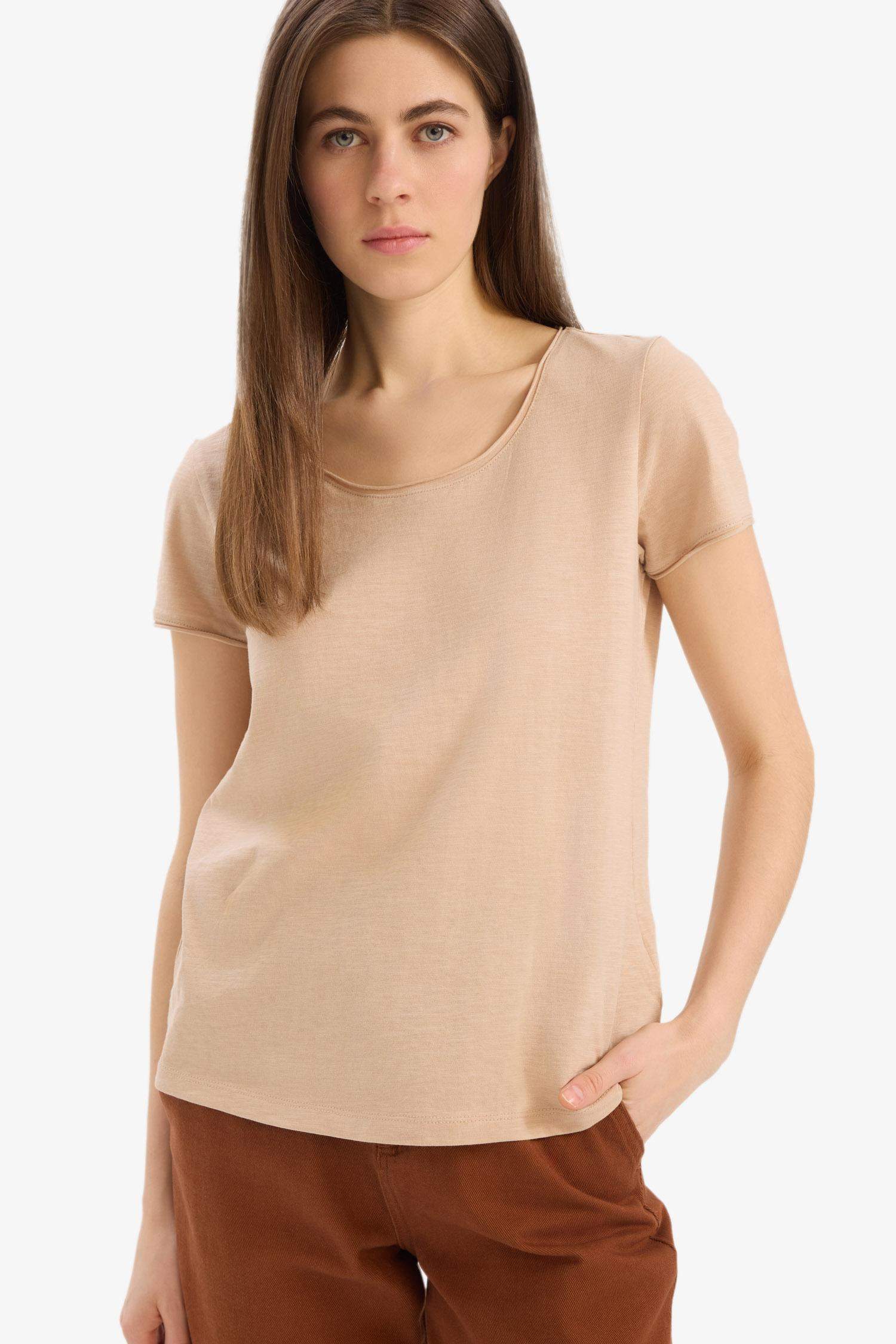 Базовая футболка с коротким рукавом, круглым вырезом и регулярной посадкой