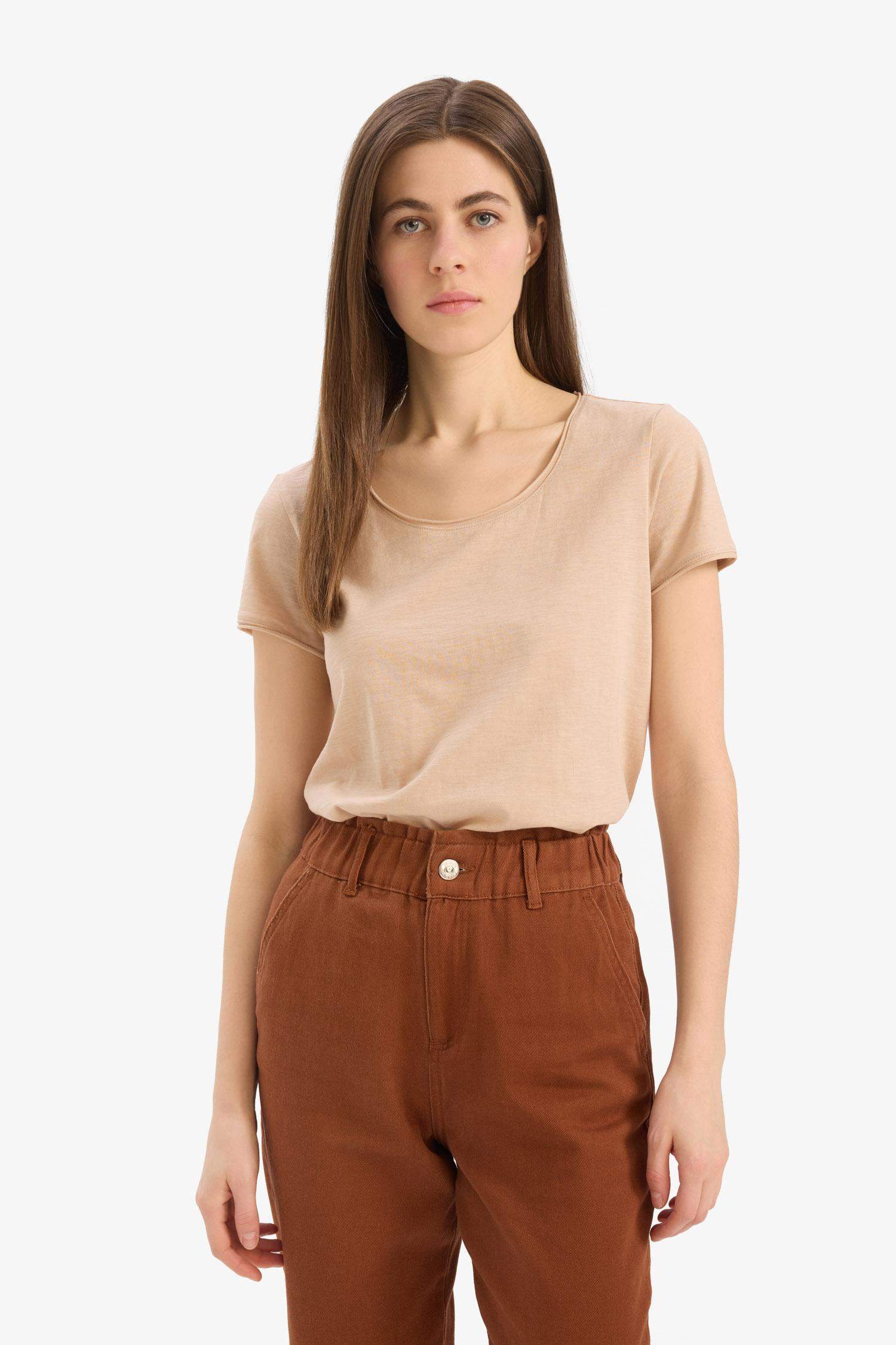 Базовая футболка с коротким рукавом, круглым вырезом и регулярной посадкой