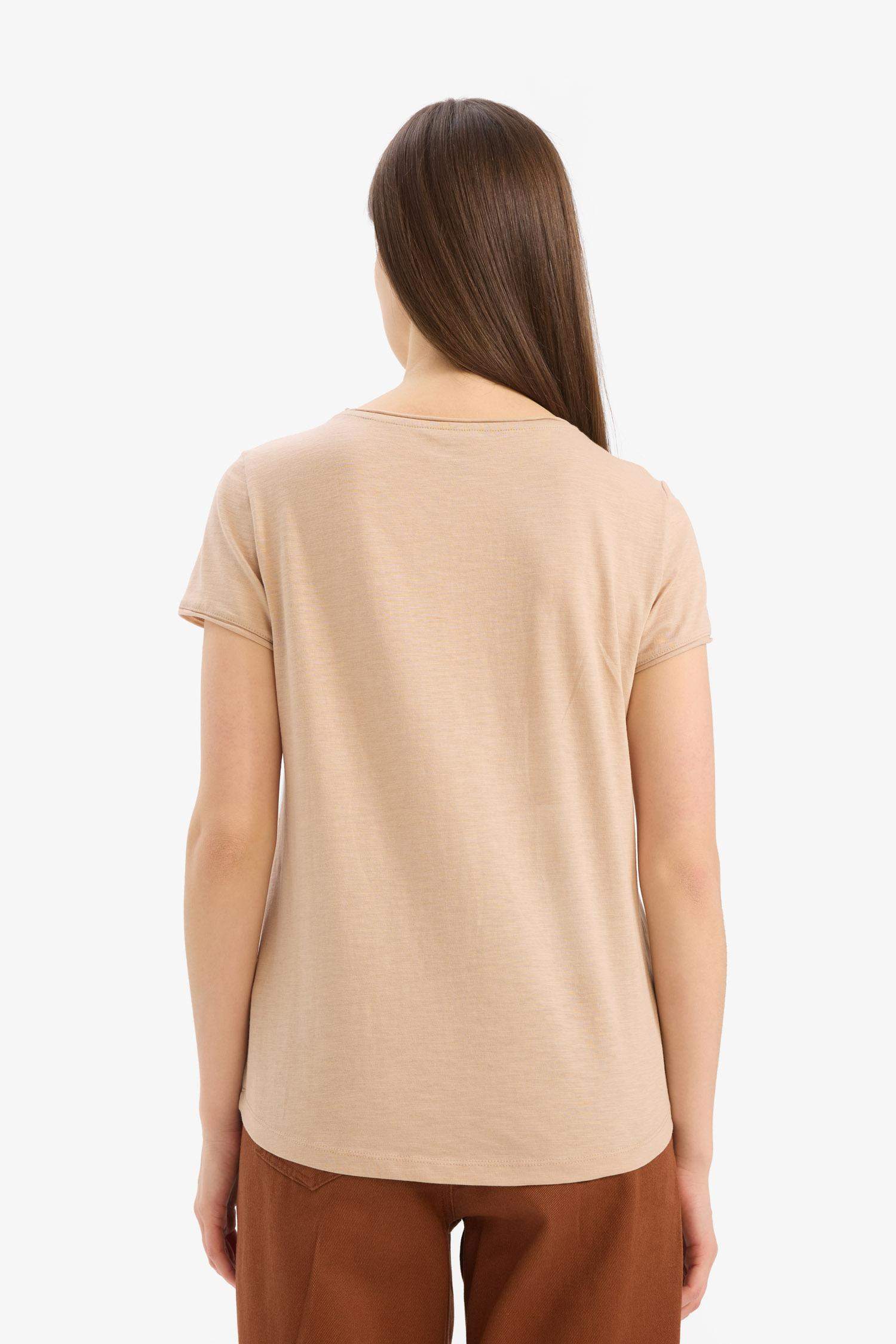 Базовая футболка с коротким рукавом, круглым вырезом и регулярной посадкой