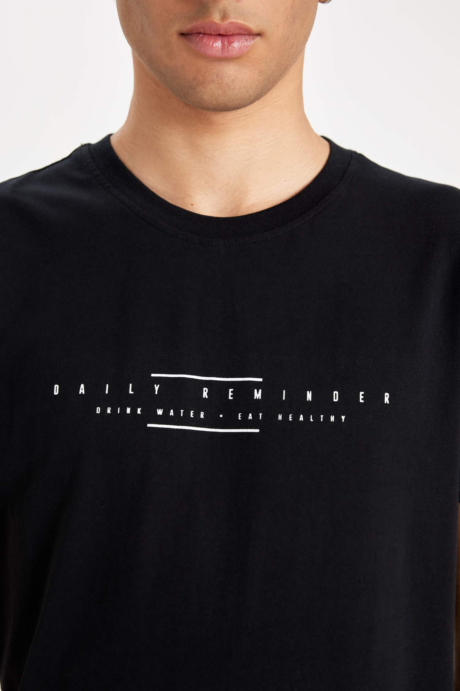 %100 Pamuk Siyah Slim Fit Dar Kesim Bisiklet Yaka Baskılı Kısa Kollu Tişört