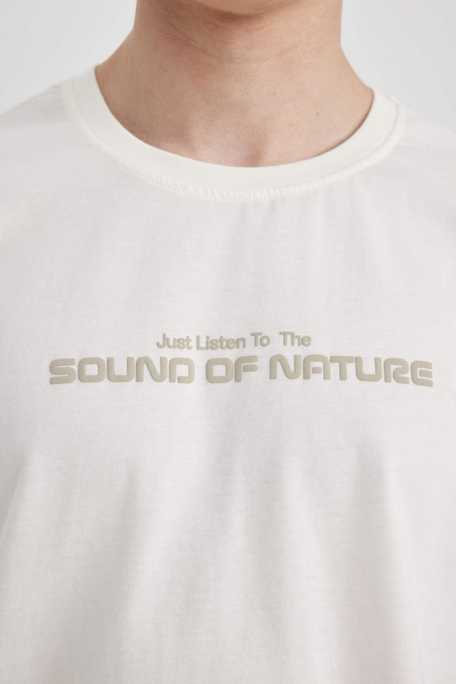 تيشيرت نص كم قصة عادية برقبة مستديرة