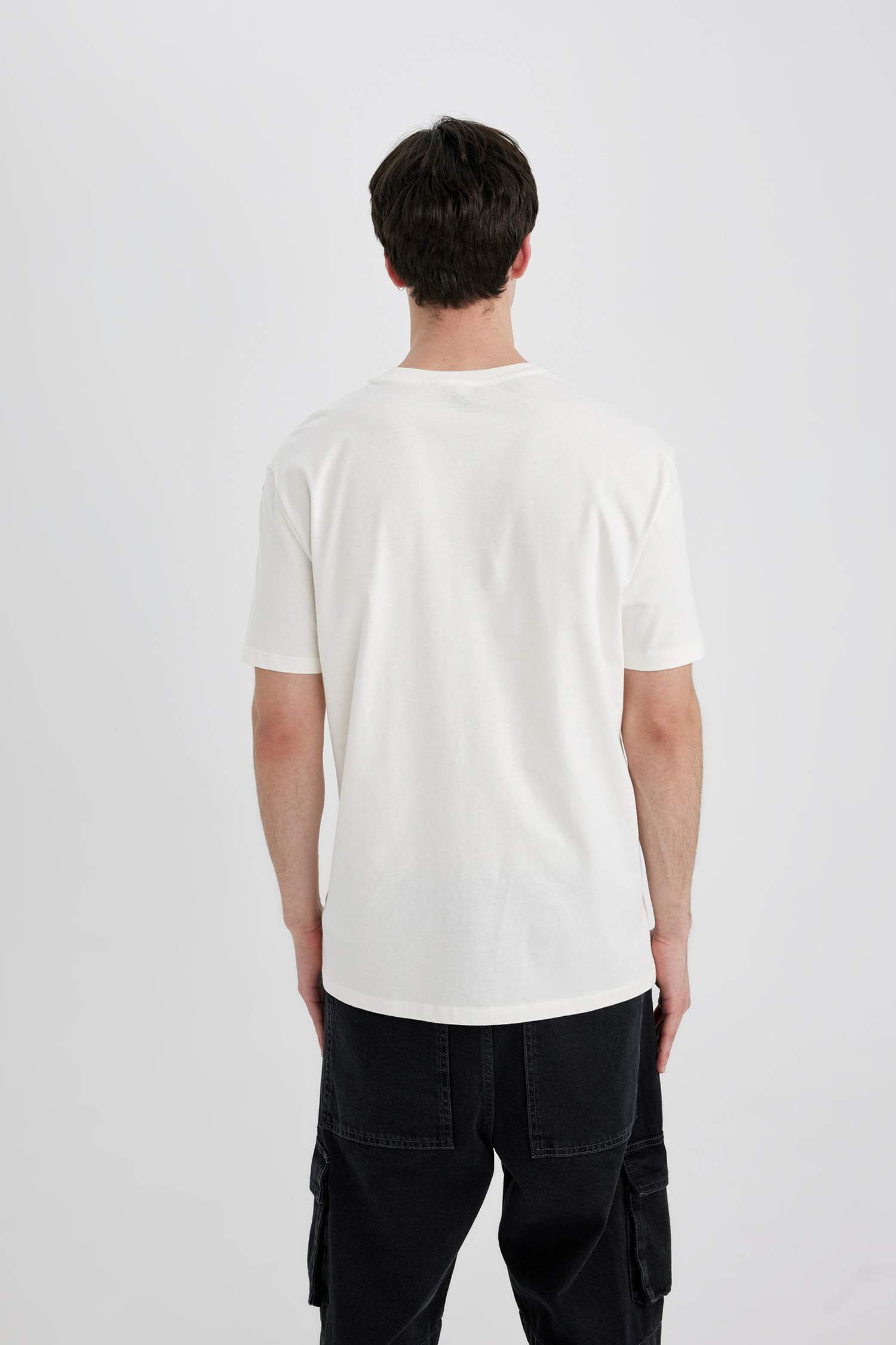 تيشيرت نص كم قصة عادية برقبة مستديرة