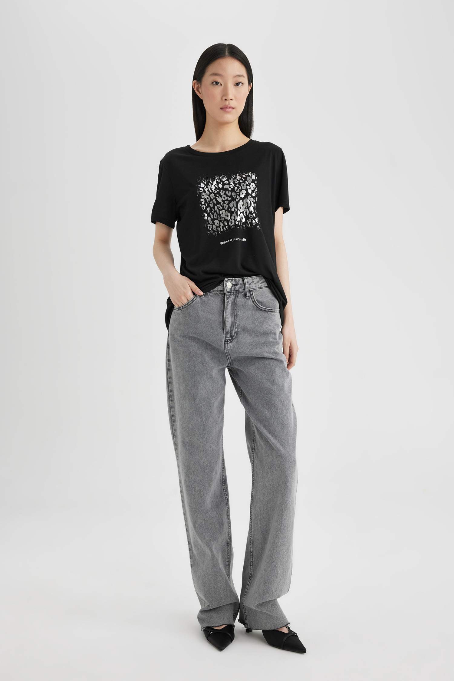 تيشيرت نص كم قصة عادية برقبة مستديرة