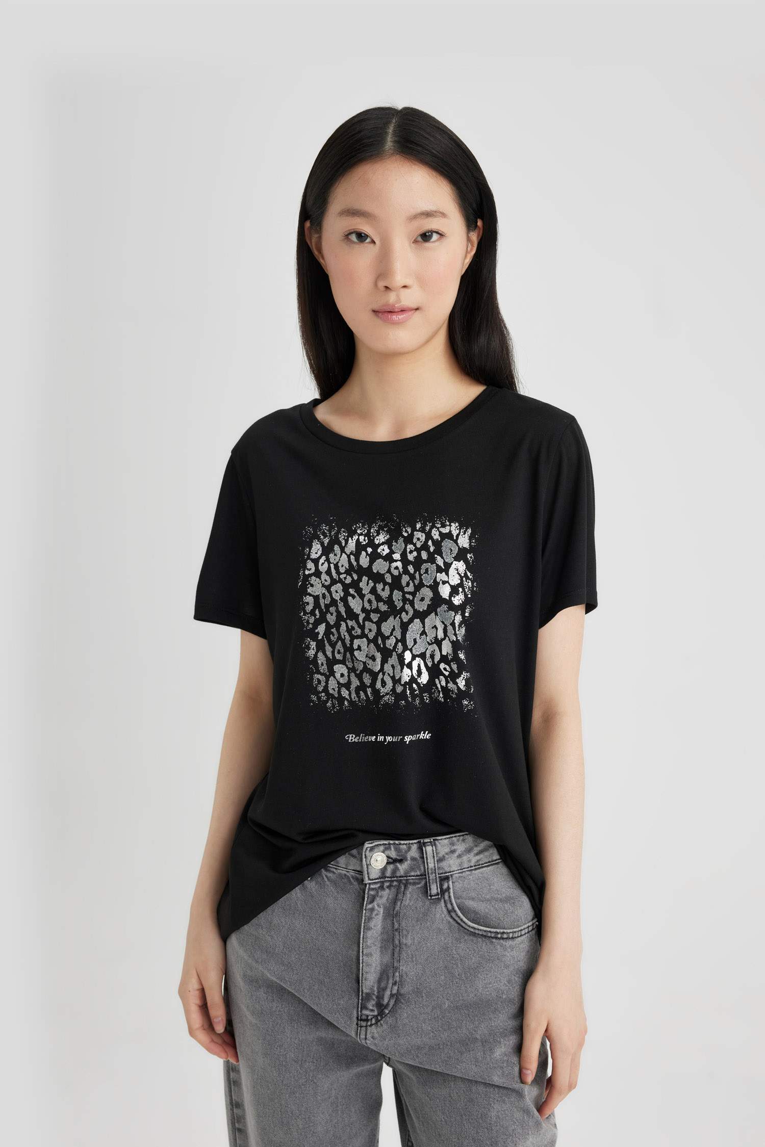 تيشيرت نص كم قصة عادية برقبة مستديرة