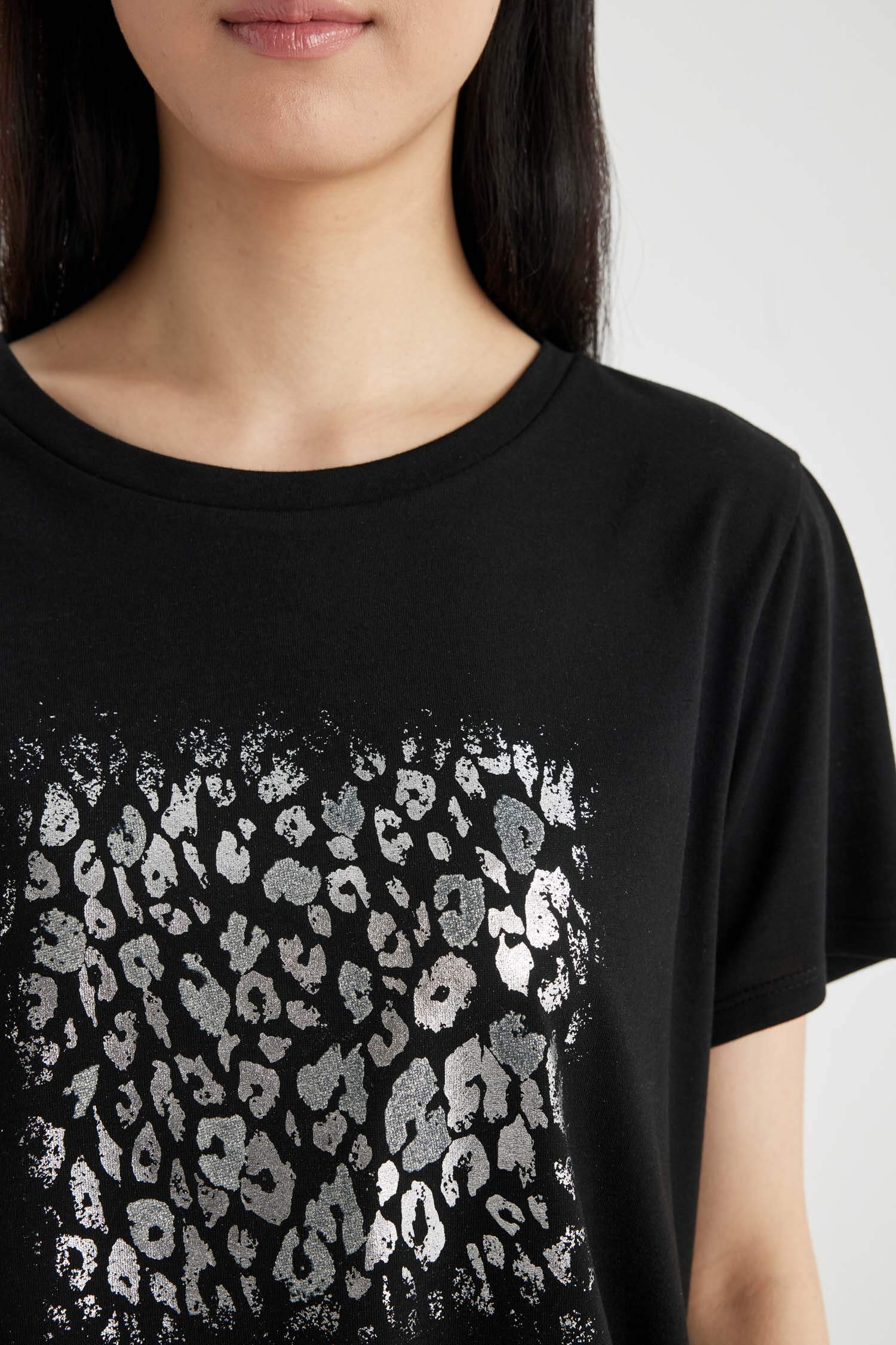 تيشيرت نص كم قصة عادية برقبة مستديرة