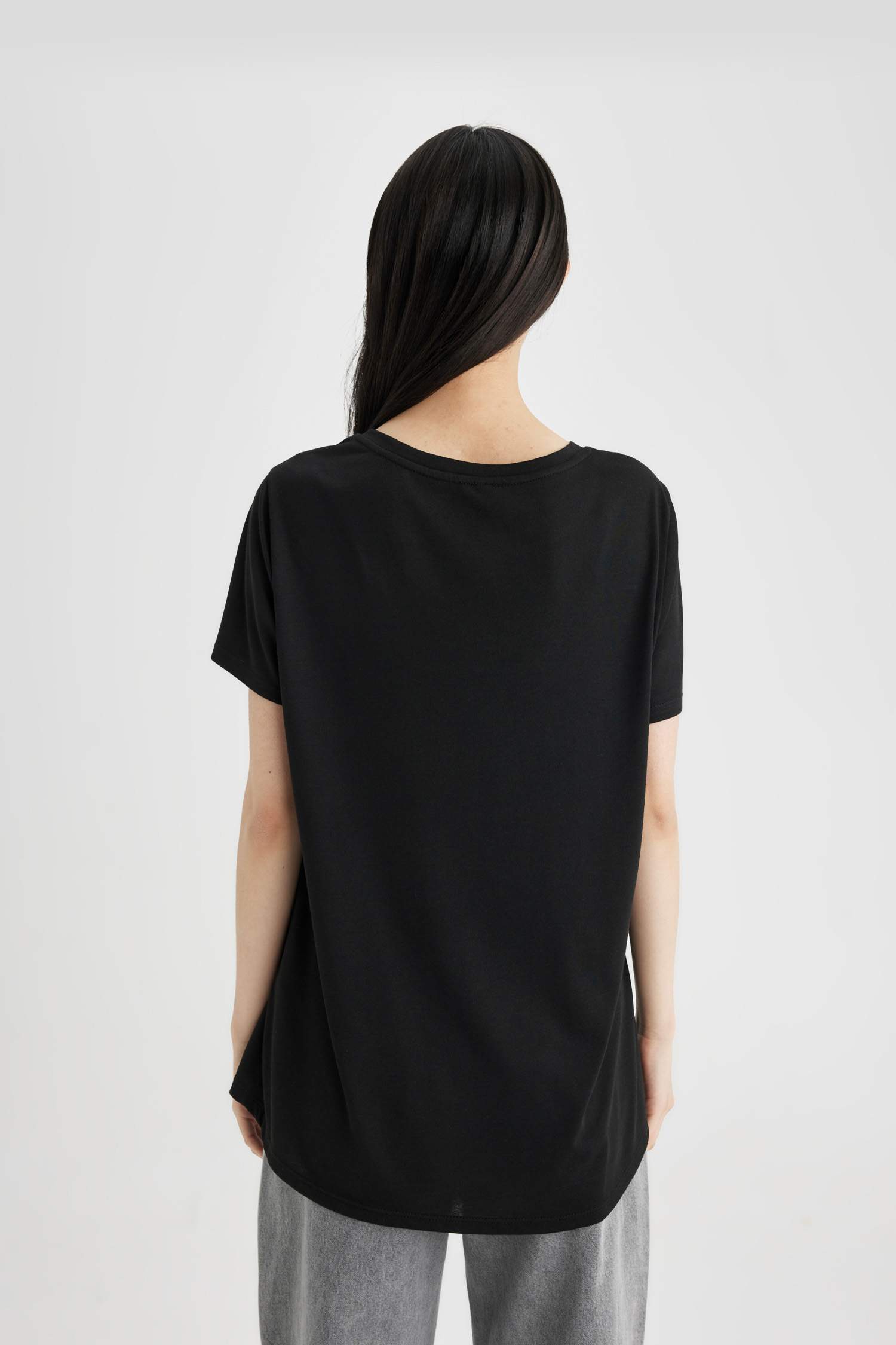 تيشيرت نص كم قصة عادية برقبة مستديرة