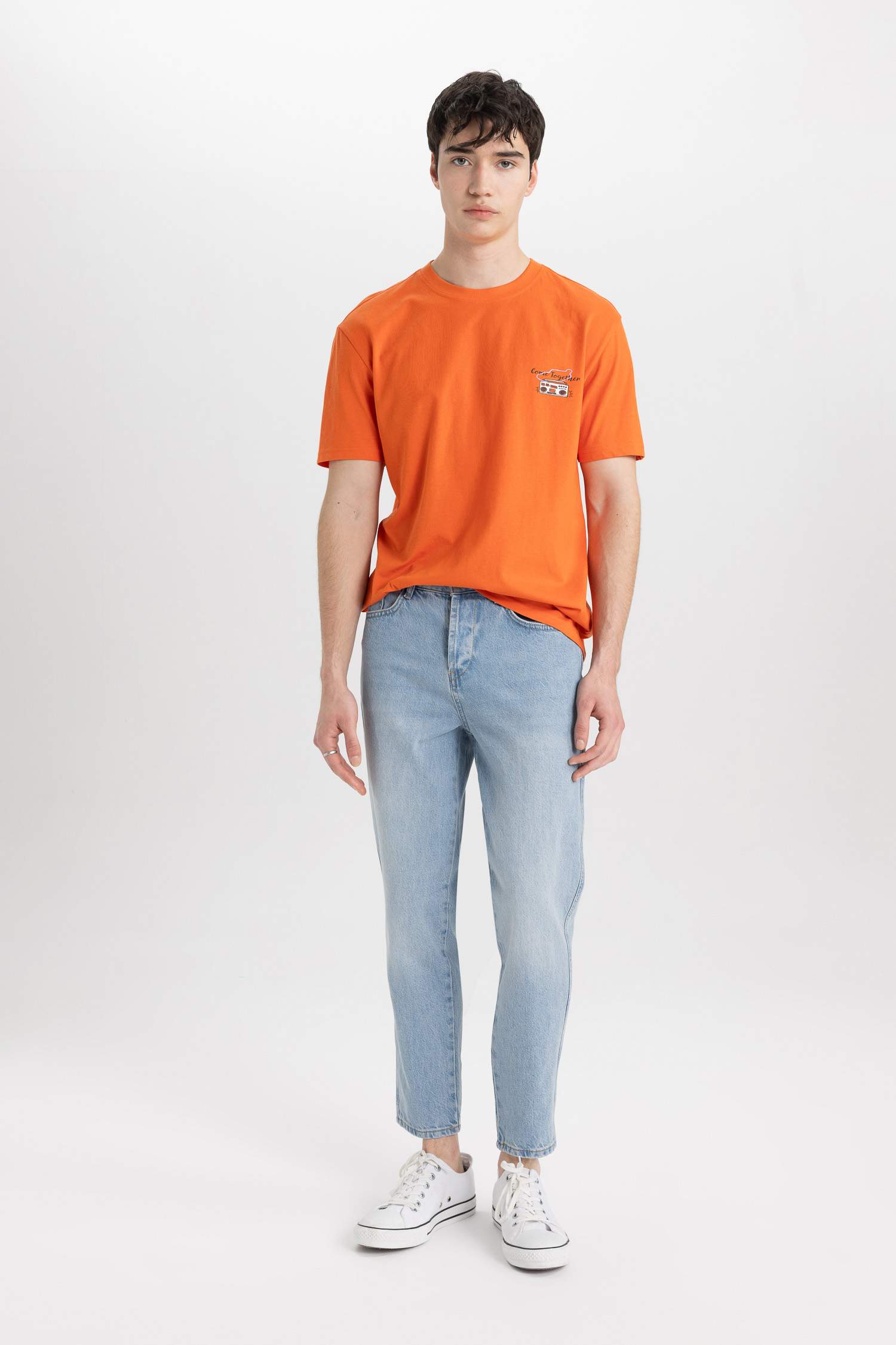 تيشيرت نص ردن مطبوع بياخة مستديرة وقصة عادية