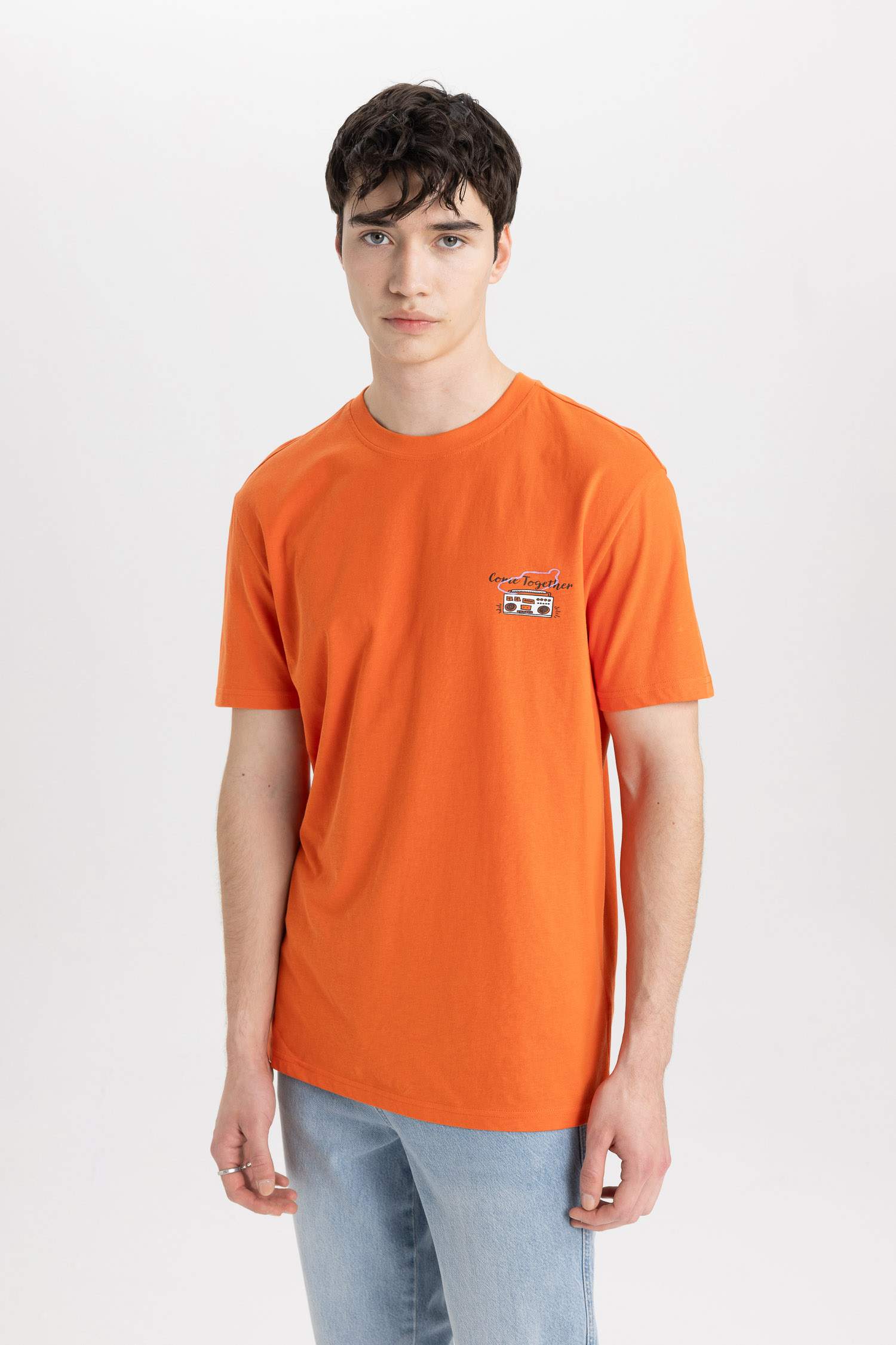 تيشيرت نص ردن مطبوع بياخة مستديرة وقصة عادية