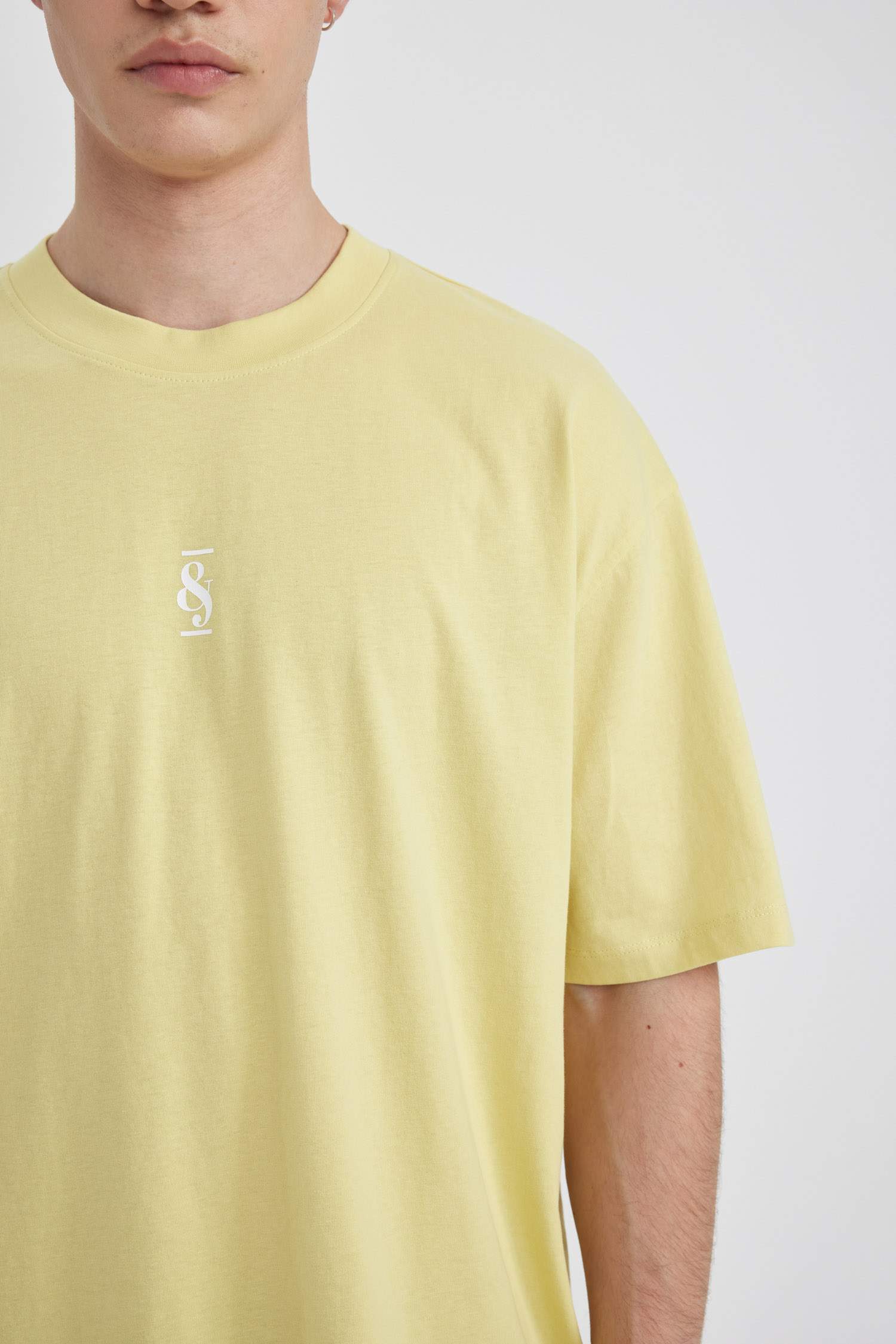 تيشيرت نص ردن اوفر سايز بطبعة من الخلف