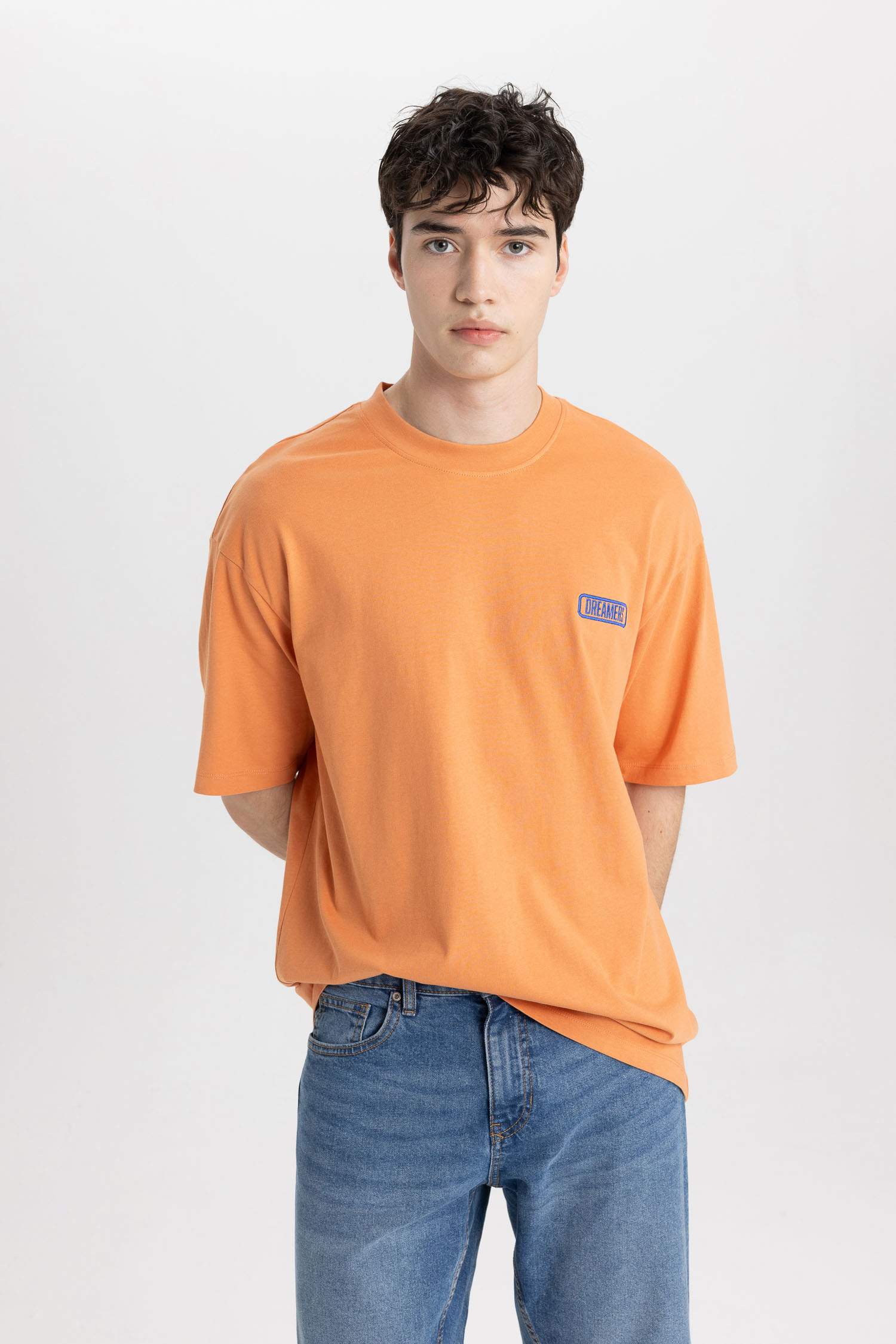 تي شيرت نص كم قصة مريحة بياقة مستديرة