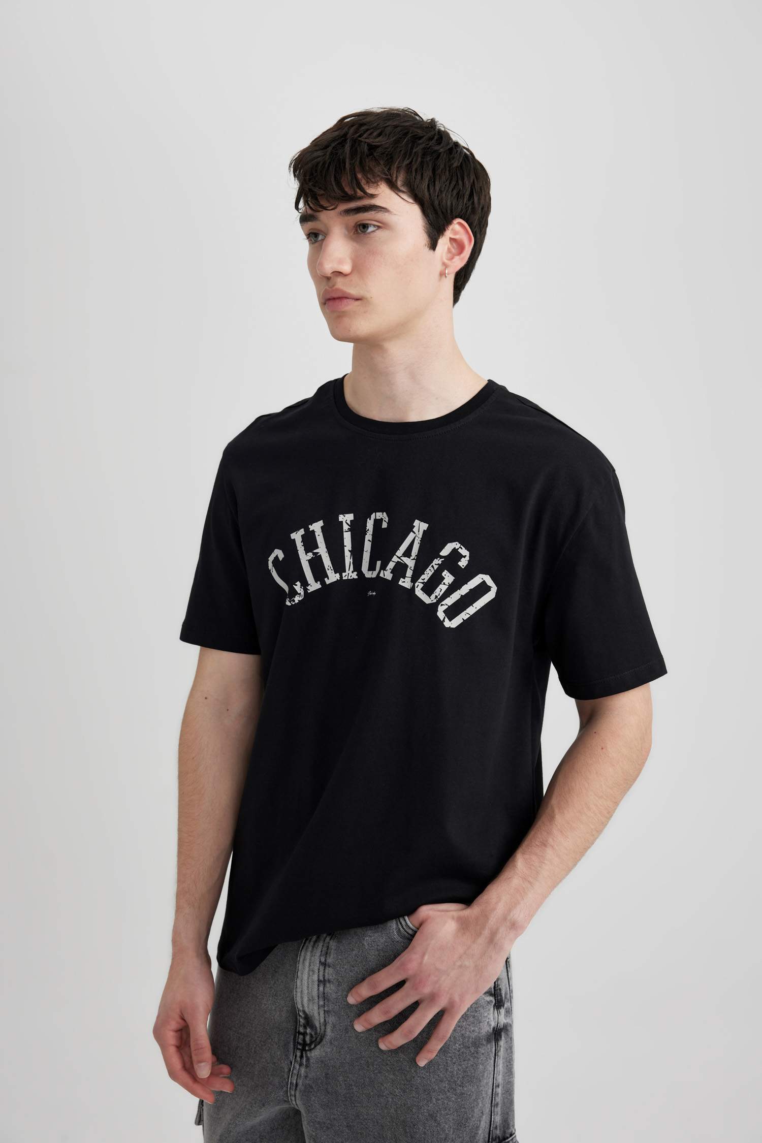 تيشيرت نص ردن مطبوع بياخة مستديرة وقصة عادية