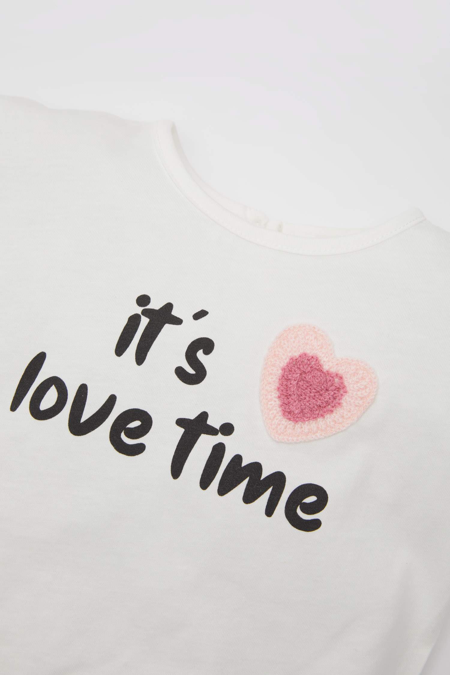 تي شيرت بناتي نص كم بطبعة شعار قصة عادية