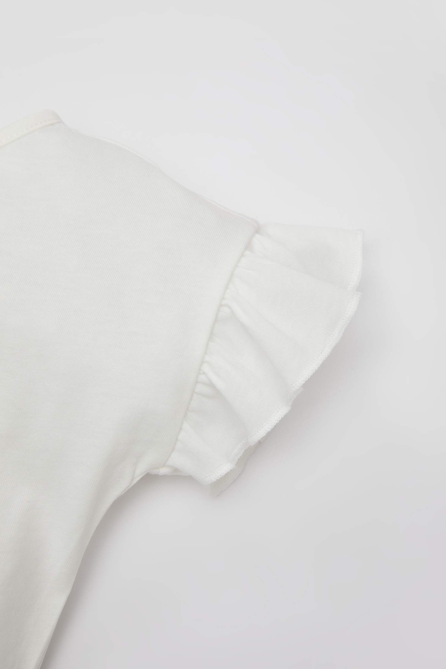 تي شيرت بناتي نص كم بطبعة شعار قصة عادية