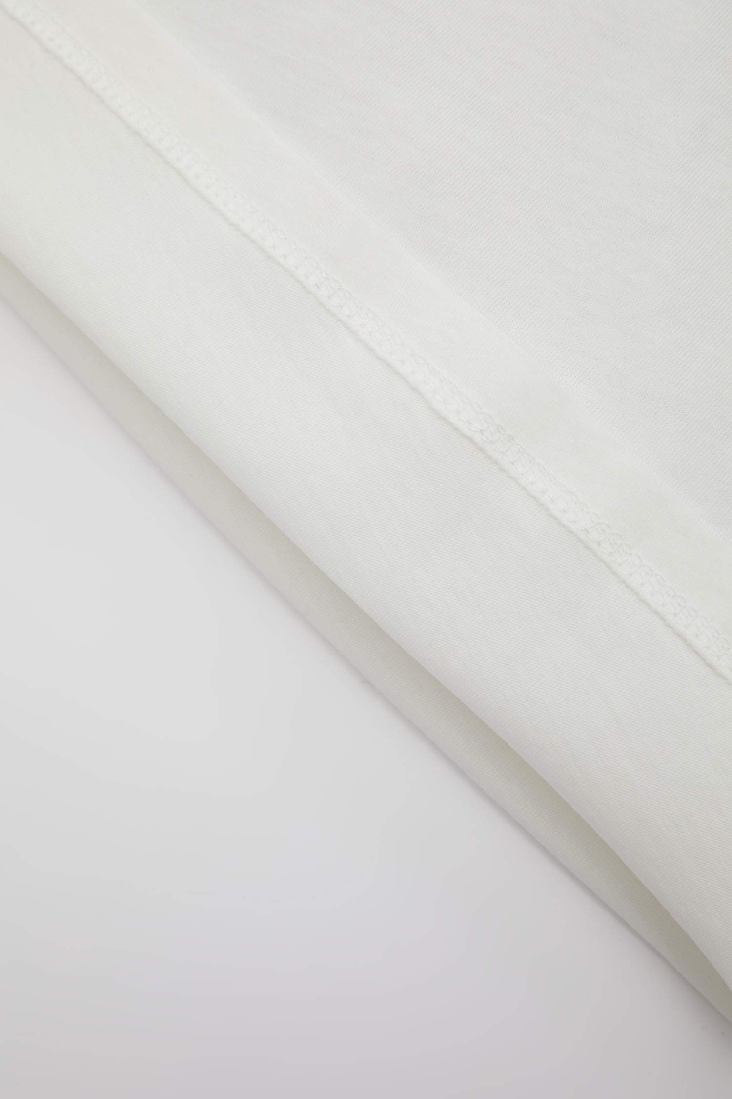 تي شيرت بناتي نص كم بطبعة شعار قصة عادية