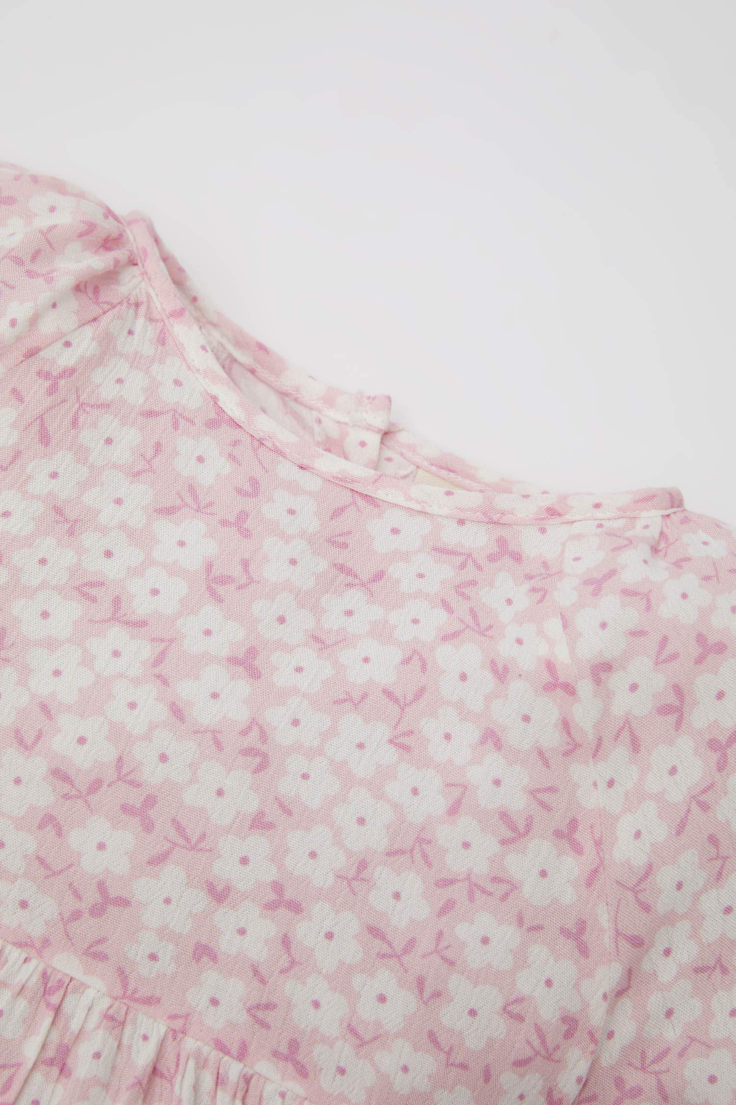 فستان فلورال من قماش مجعد قصة عادية نص كم بياقة مستديرة