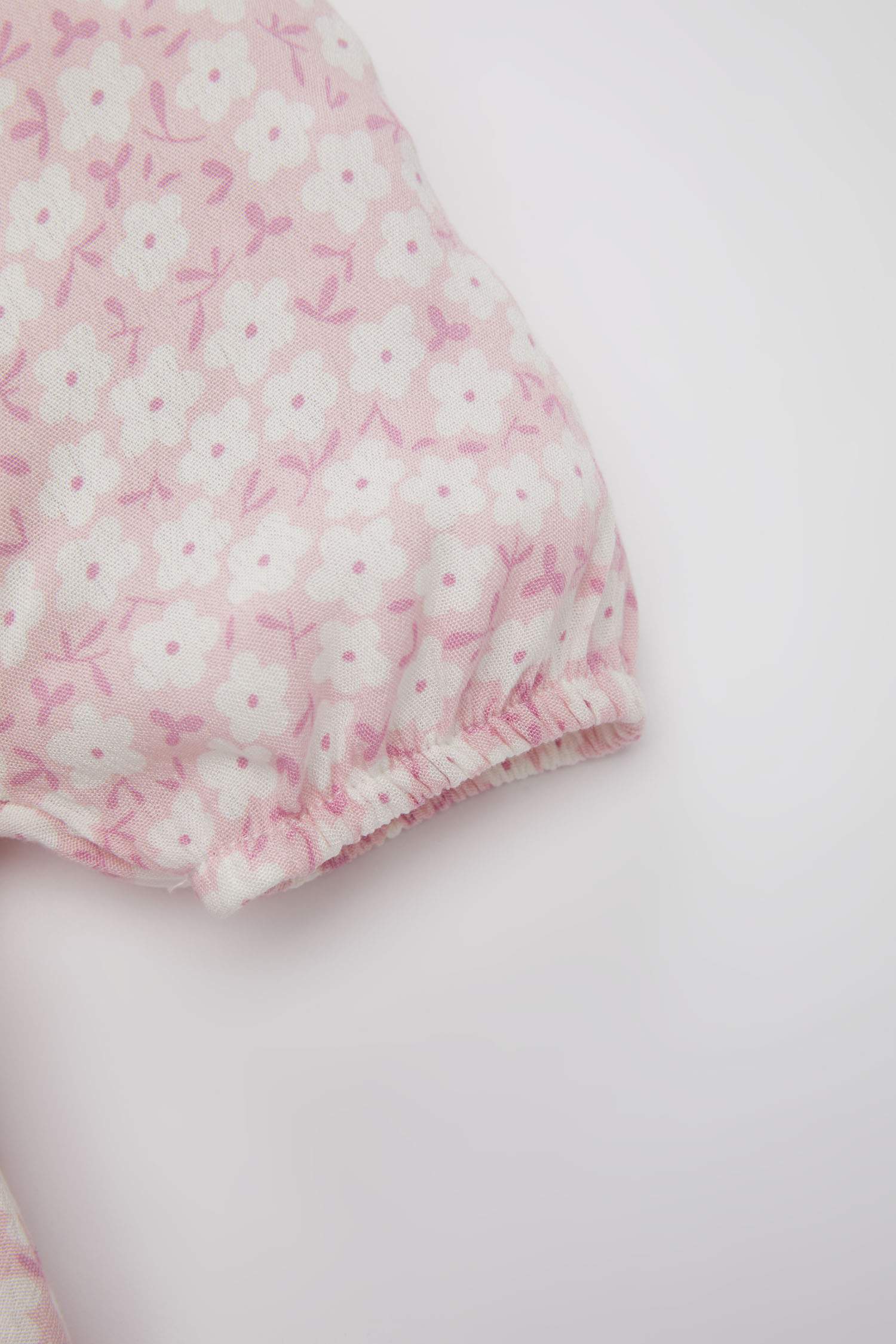 فستان فلورال من قماش مجعد قصة عادية نص كم بياقة مستديرة