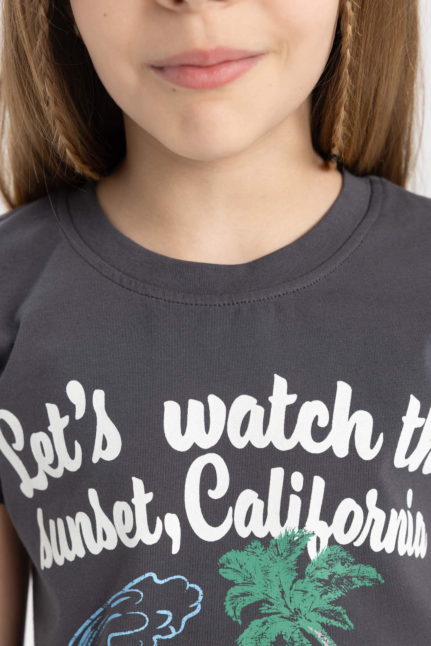 تيشيرت بناتي نص ردن مطبوع وياخة مستديرة