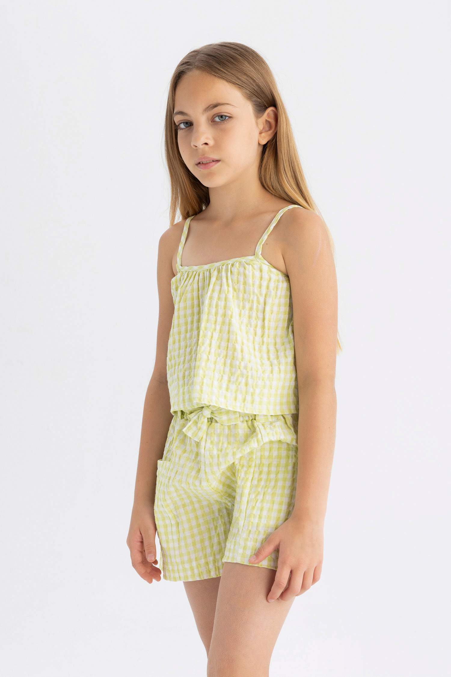 بلوزة بناتي كاروهات بحمالات أصفر