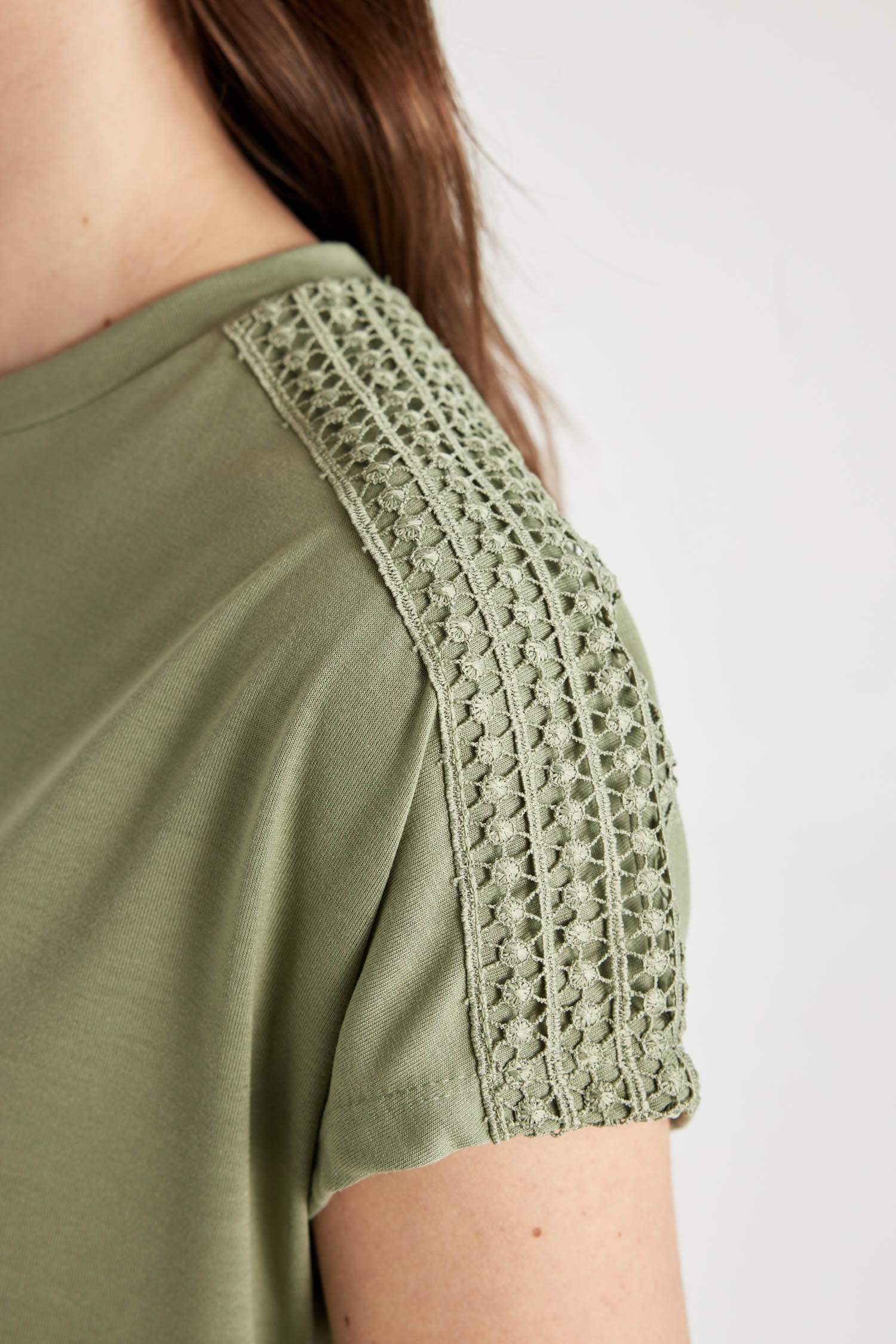 T-Shirt à Col rond et Manches Courtes