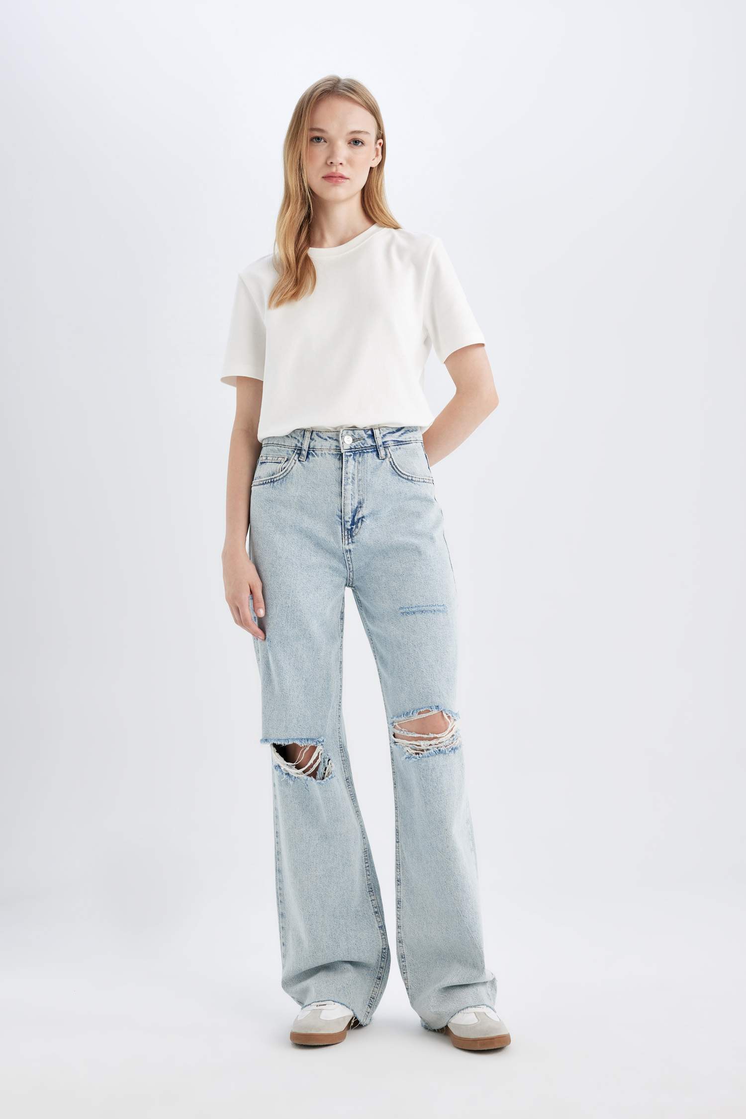 سروال جينز واسع برجل واسع وخصر عالي وخافة ممزقة