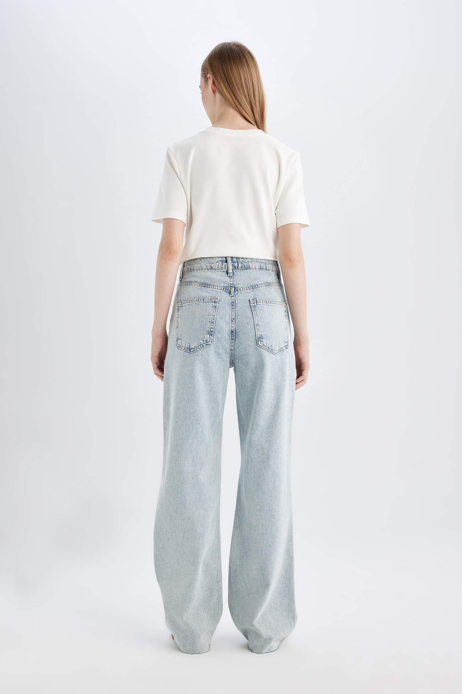 سروال جينز واسع برجل واسع وخصر عالي وخافة ممزقة