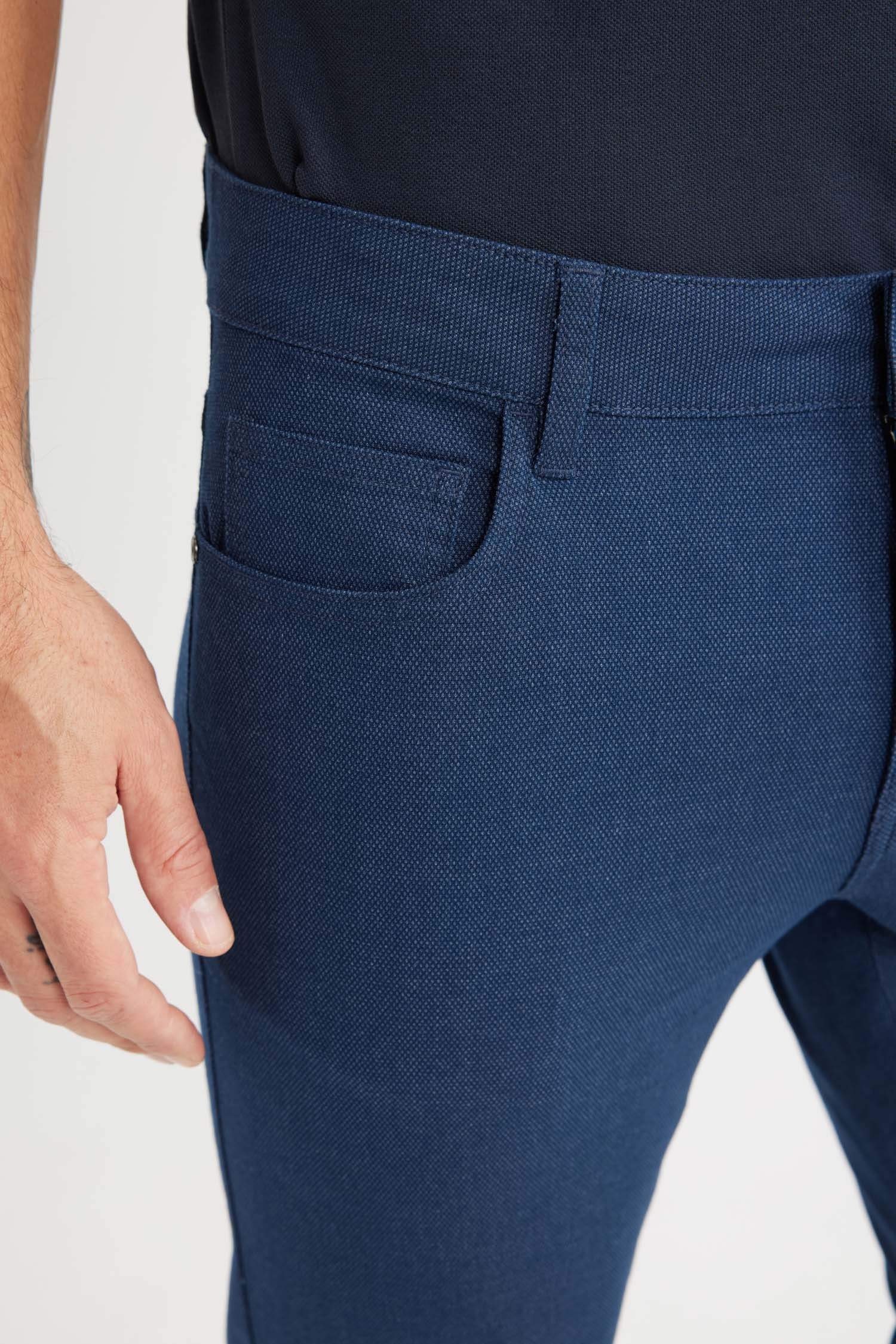 Брюки-чиносы приталенного кроя с узкими штанинами