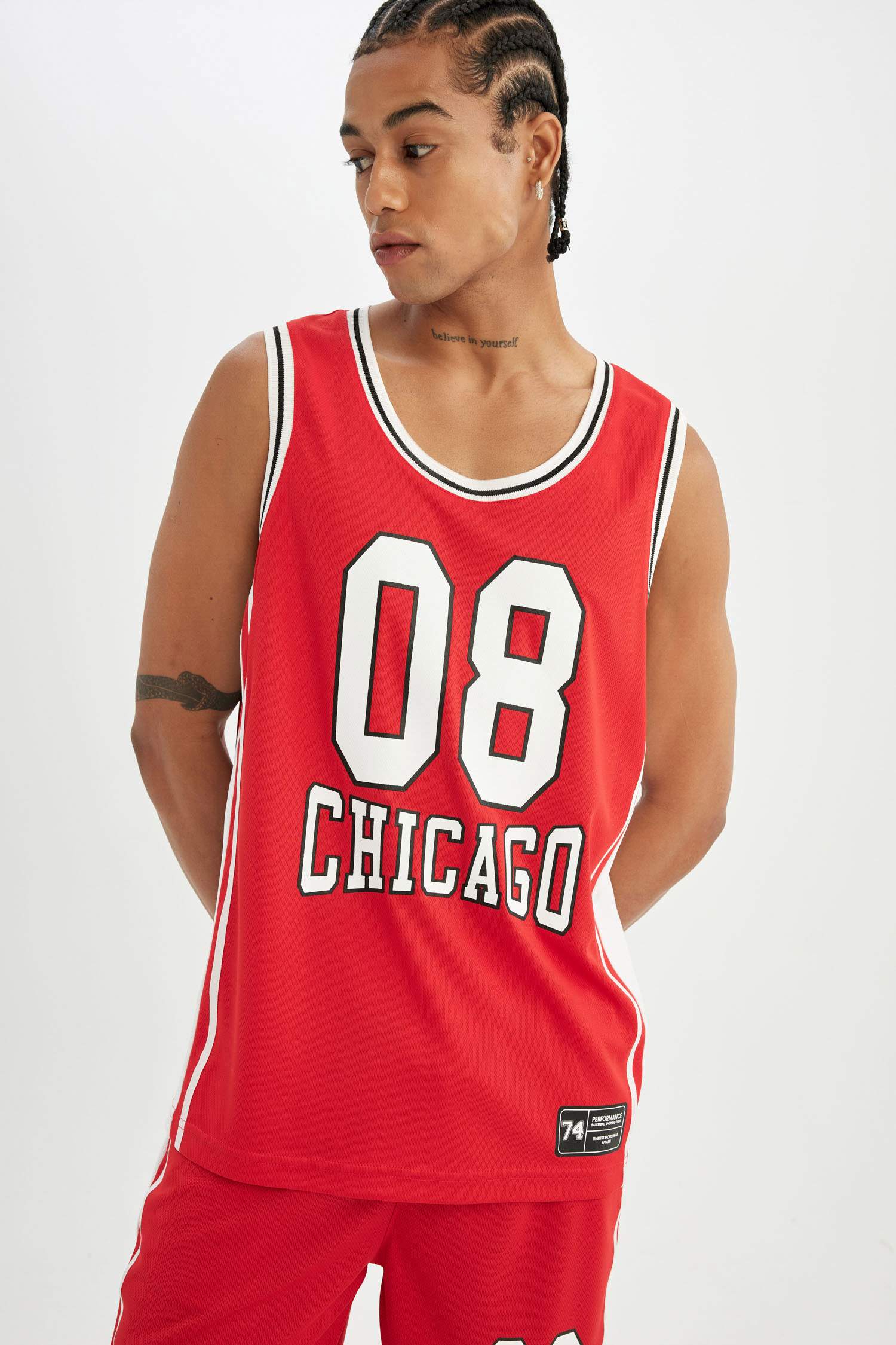 تي شيرت كت رياضي قصة عادية بدون كم من DeFactoFit