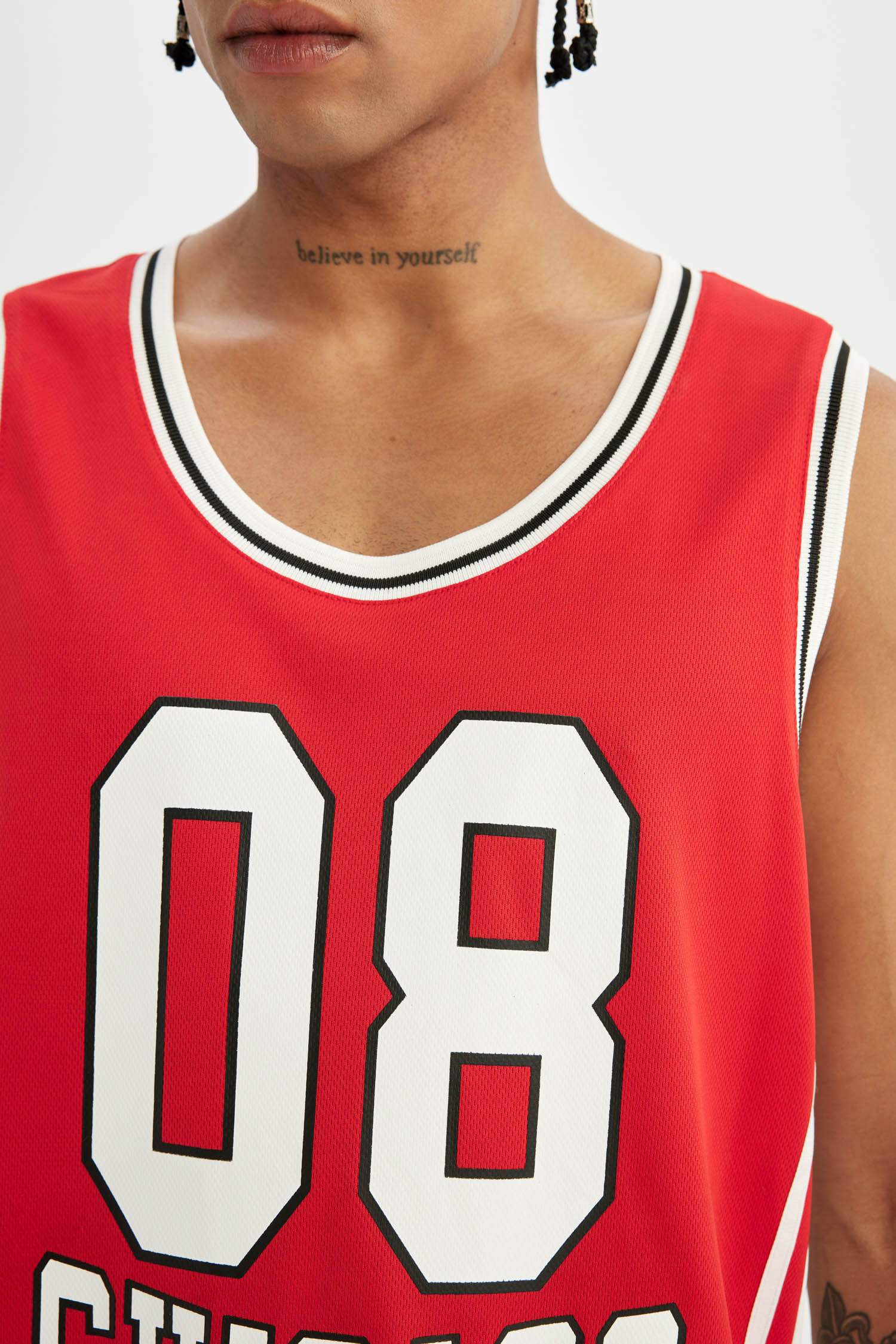 تي شيرت كت رياضي قصة عادية بدون كم من DeFactoFit