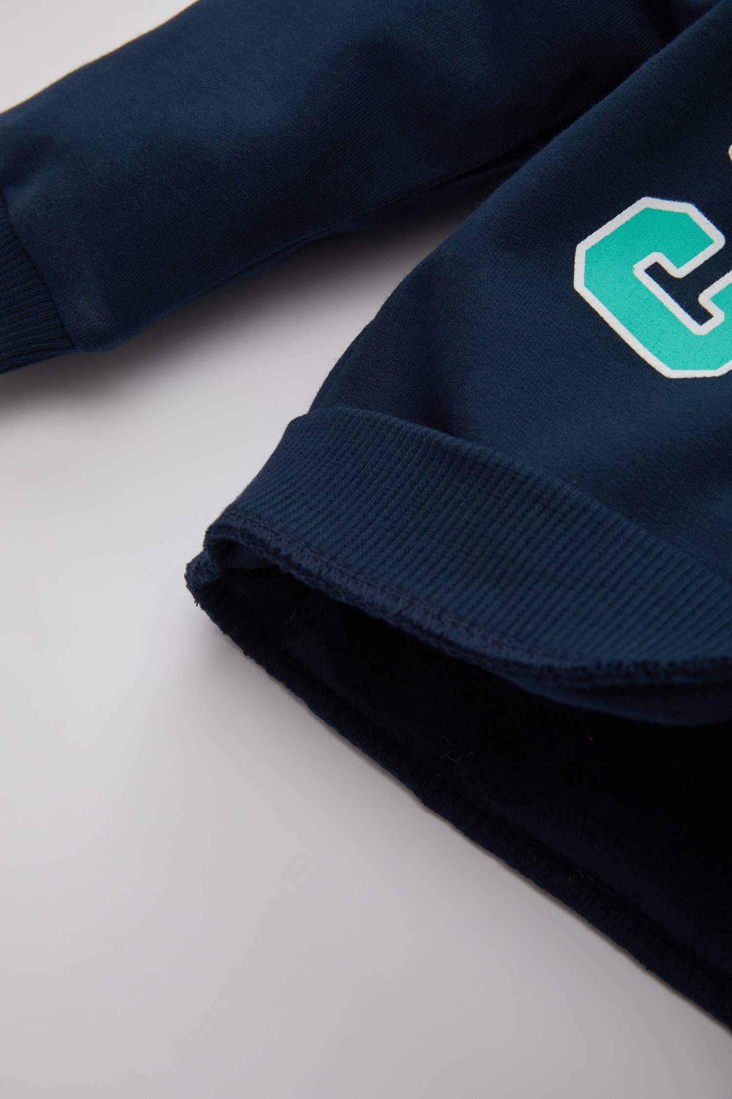 سويت شيرت بيبي اولادي بطبعة شعار قصة عادية ببطانة ناعمة كحلي