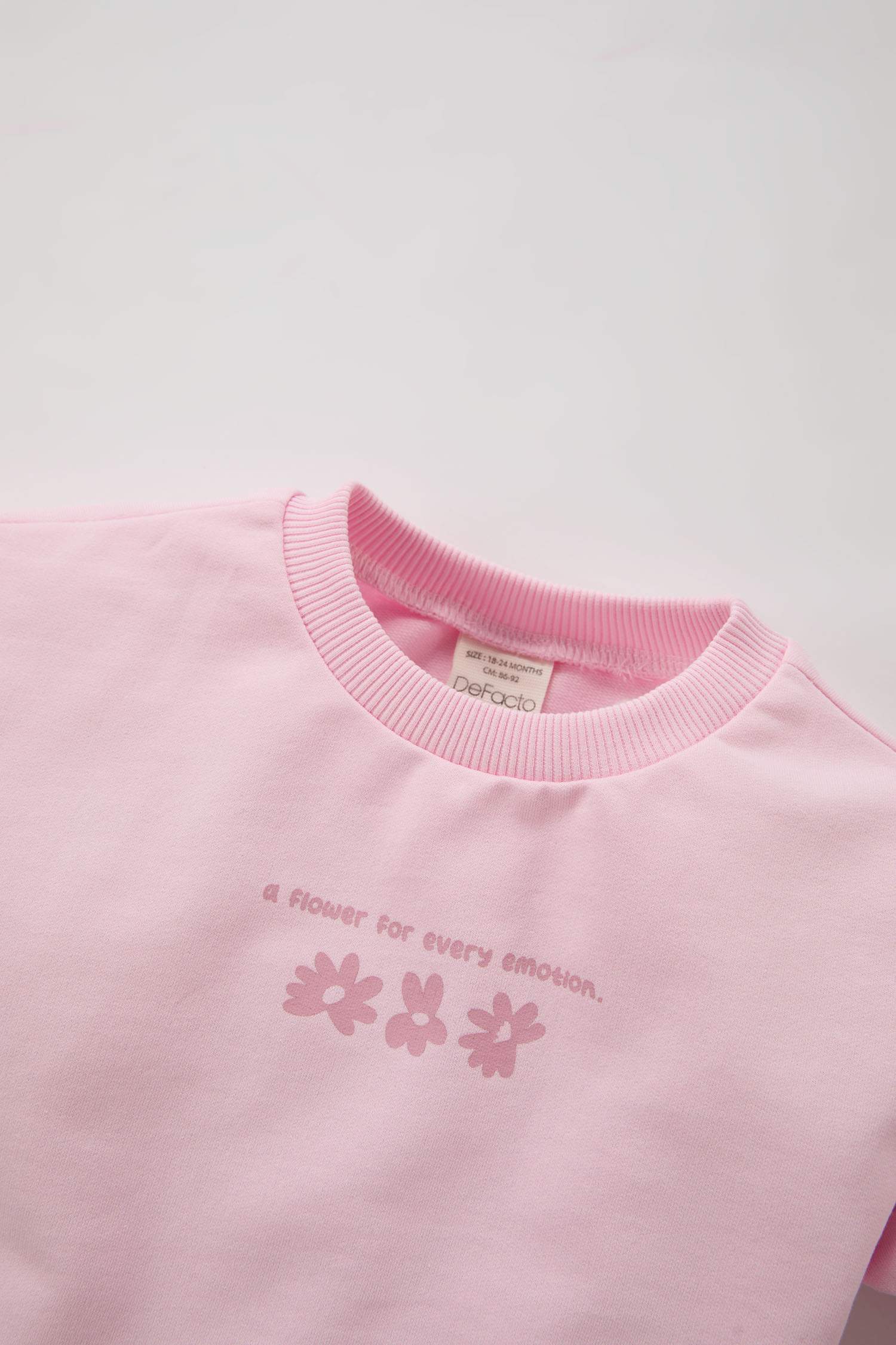 طقم سويت شيرت بناتي مطبوع برقبة مستديرة و سروال رياضي