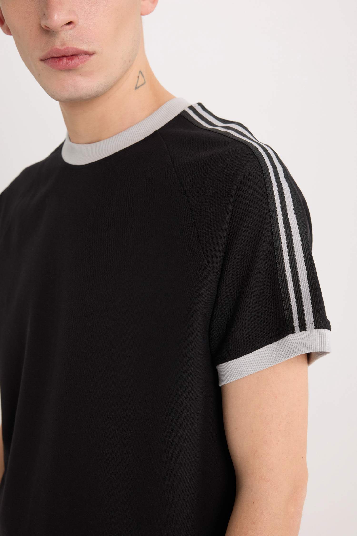 дөңгелек жаға пике Қысқа жеңді футболка